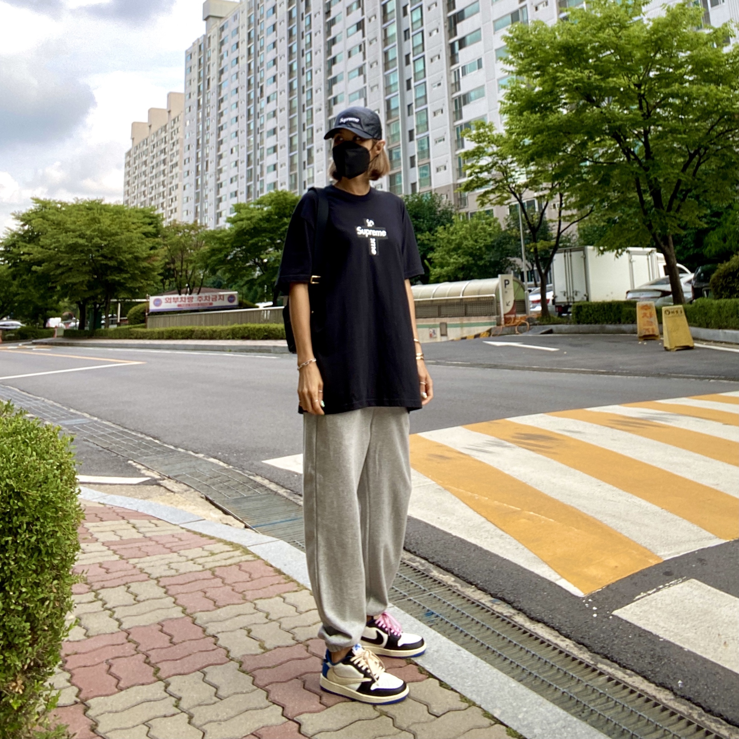 Jordan 1 x Travis Scott x Fragment Retro Low OG SP Military Blue, Supreme Cross Box Logo T-Shirt Black - 20FW 착용 스타일