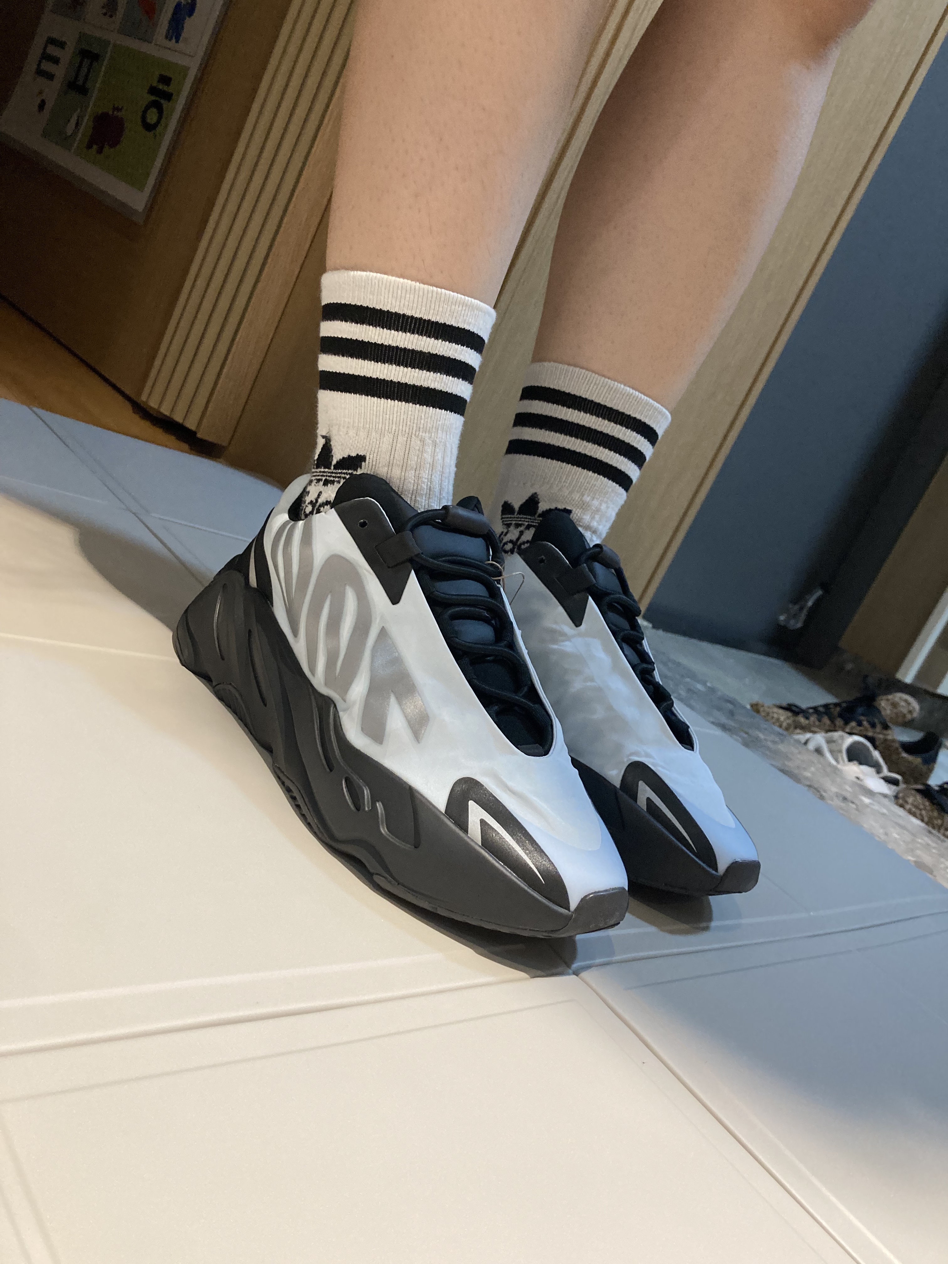 Adidas Yeezy Boost 700 MNVN Blue Tint 착용 스타일