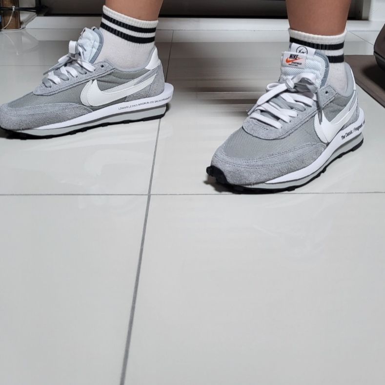 Nike x Sacai x Fragment LDWaffle Light Smoke Grey 착용 스타일 - 3
