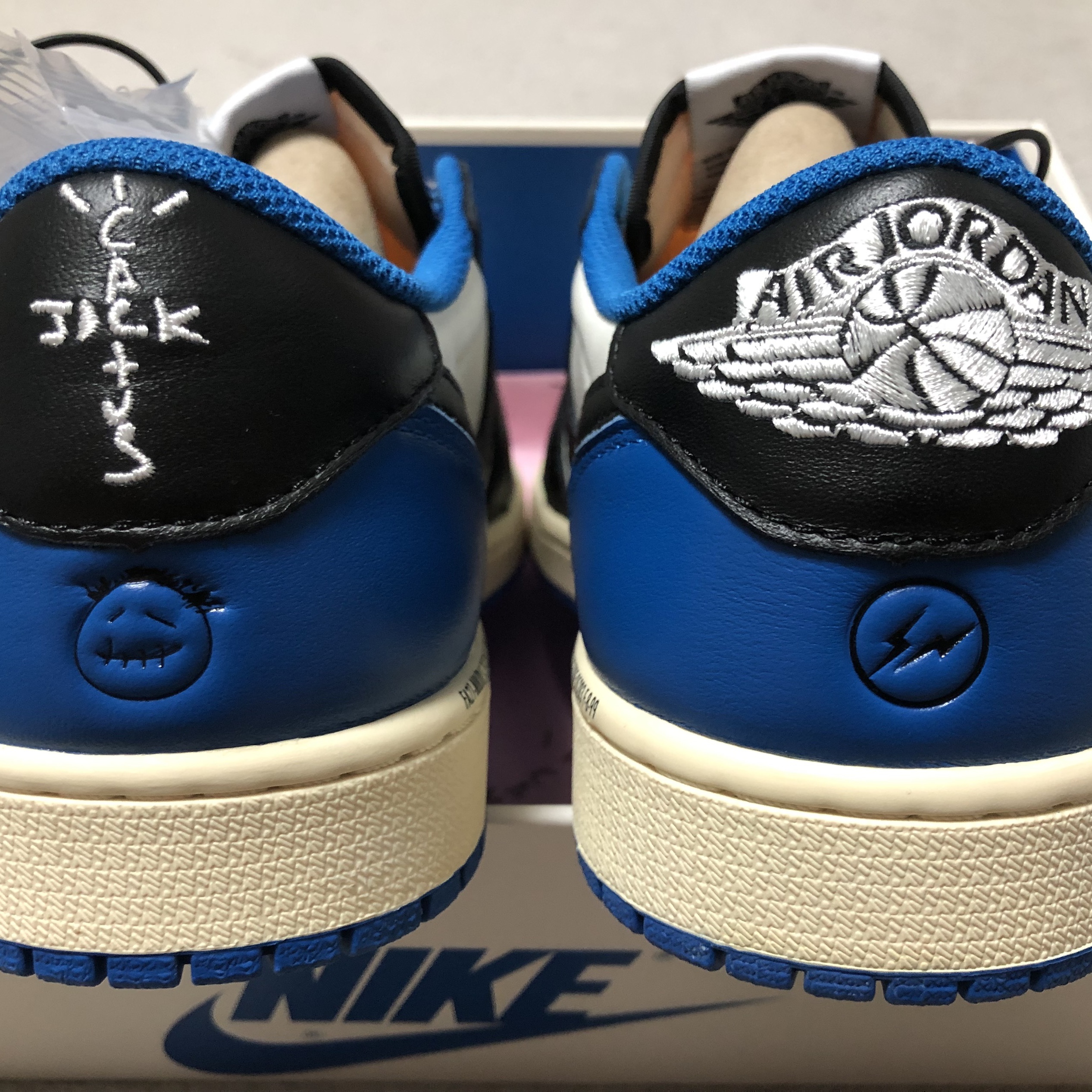 Jordan 1 x Travis Scott x Fragment Retro Low OG SP Military Blue 착용 스타일 - 3