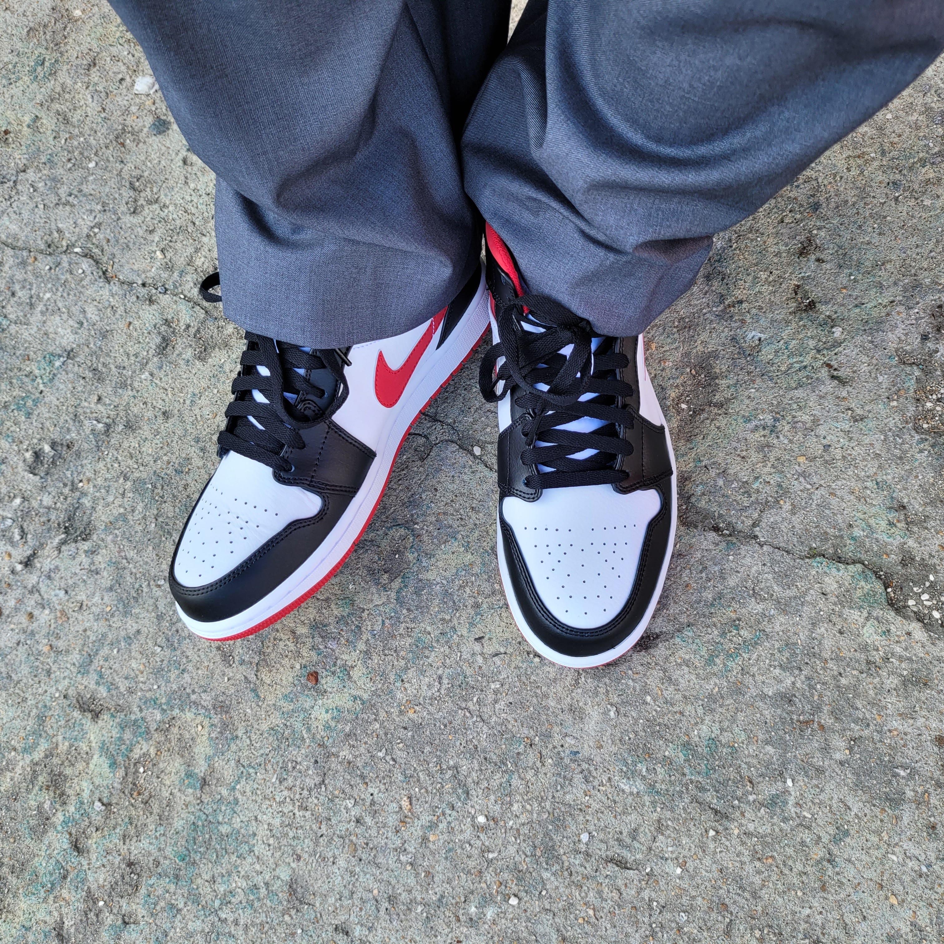 Jordan 1 Mid Gym Red Black White 착용 스타일 - 2