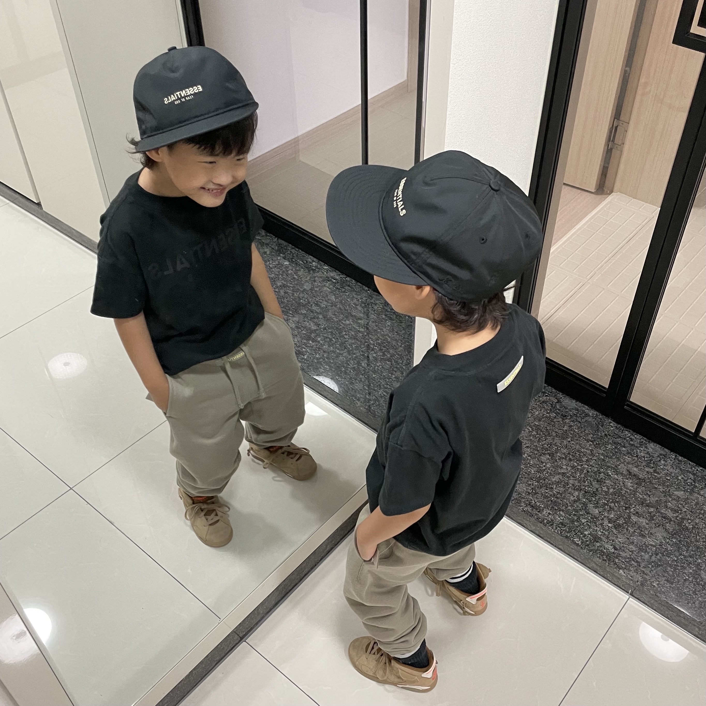 (Kids) Essentials T-Shirt Black - 21SS, (Kids) Essentials Sweatpants Taupe - 21SS 착용 스타일