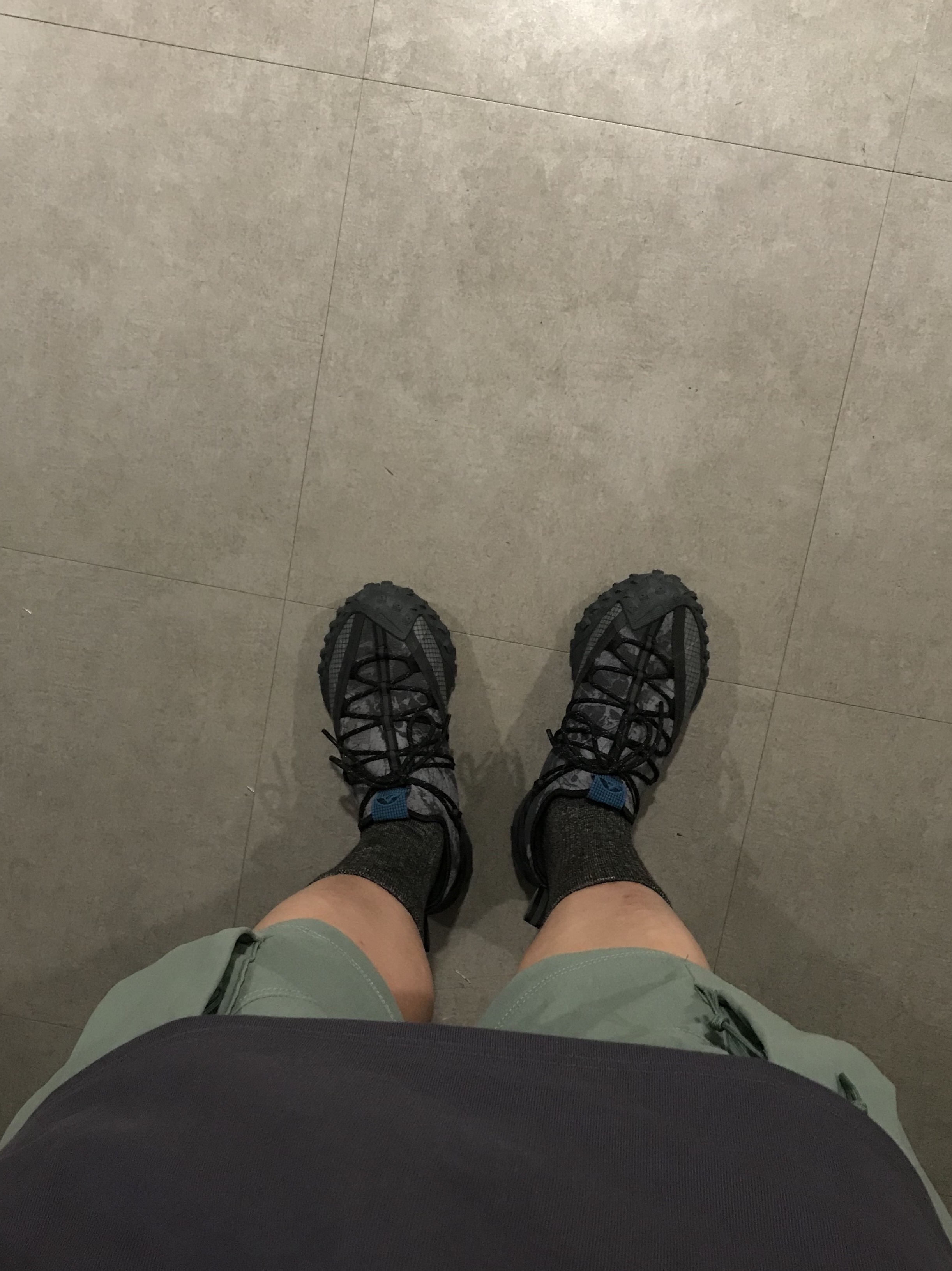 Nike ACG Mountain Fly Low Black 착용 스타일 - 3