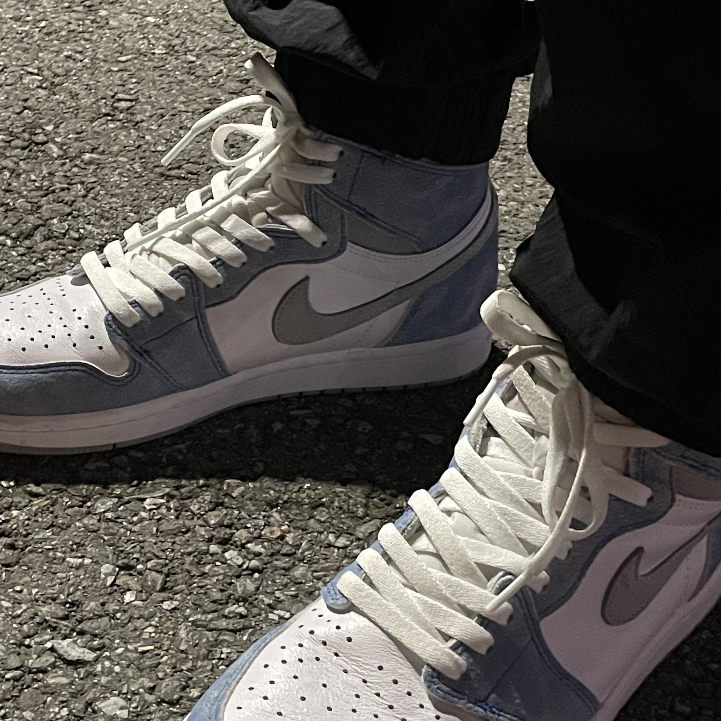 Jordan 1 Retro High OG Hyper Royal 착용 스타일