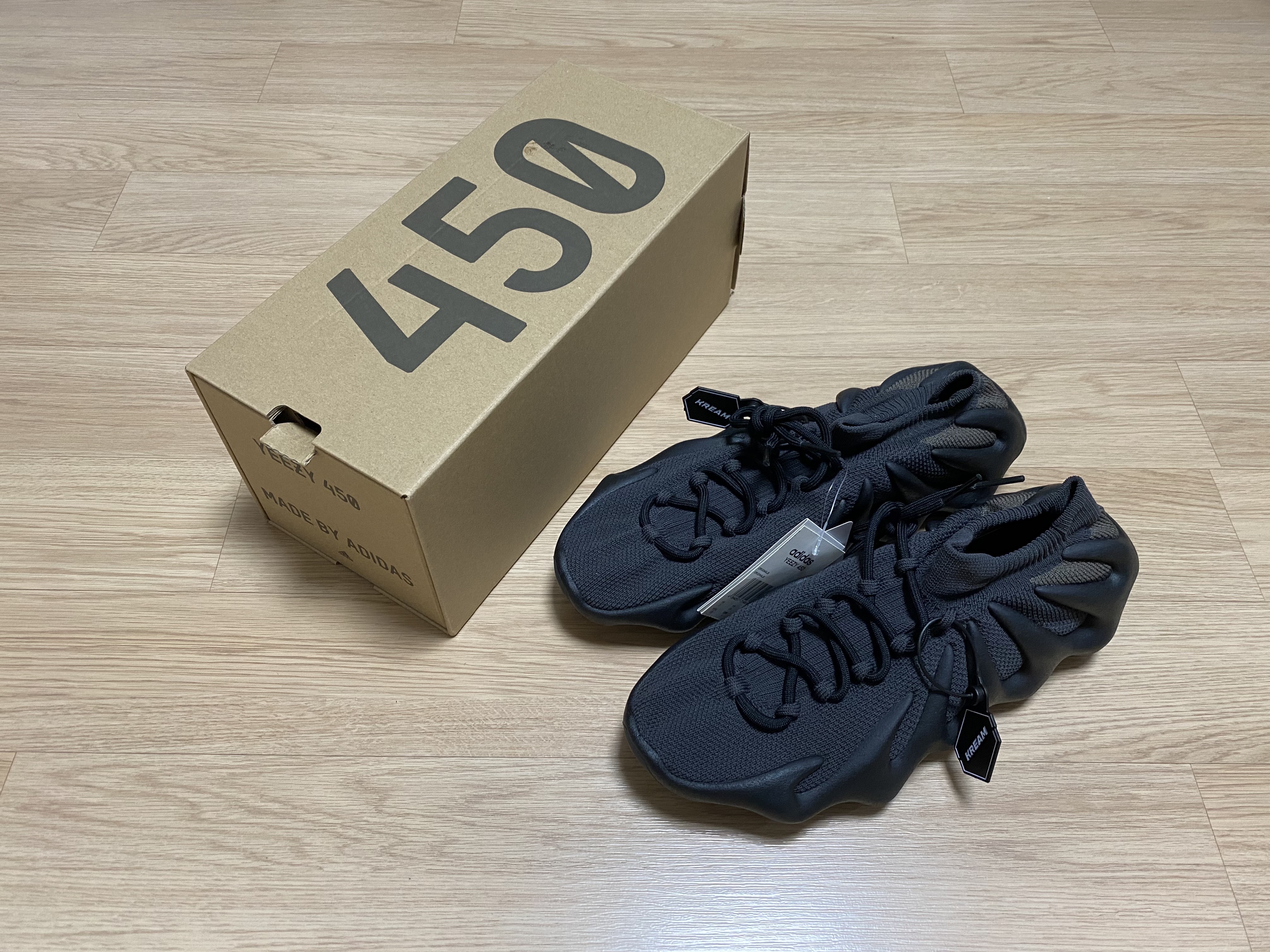Adidas Yeezy 450 Dark Slate 착용 스타일