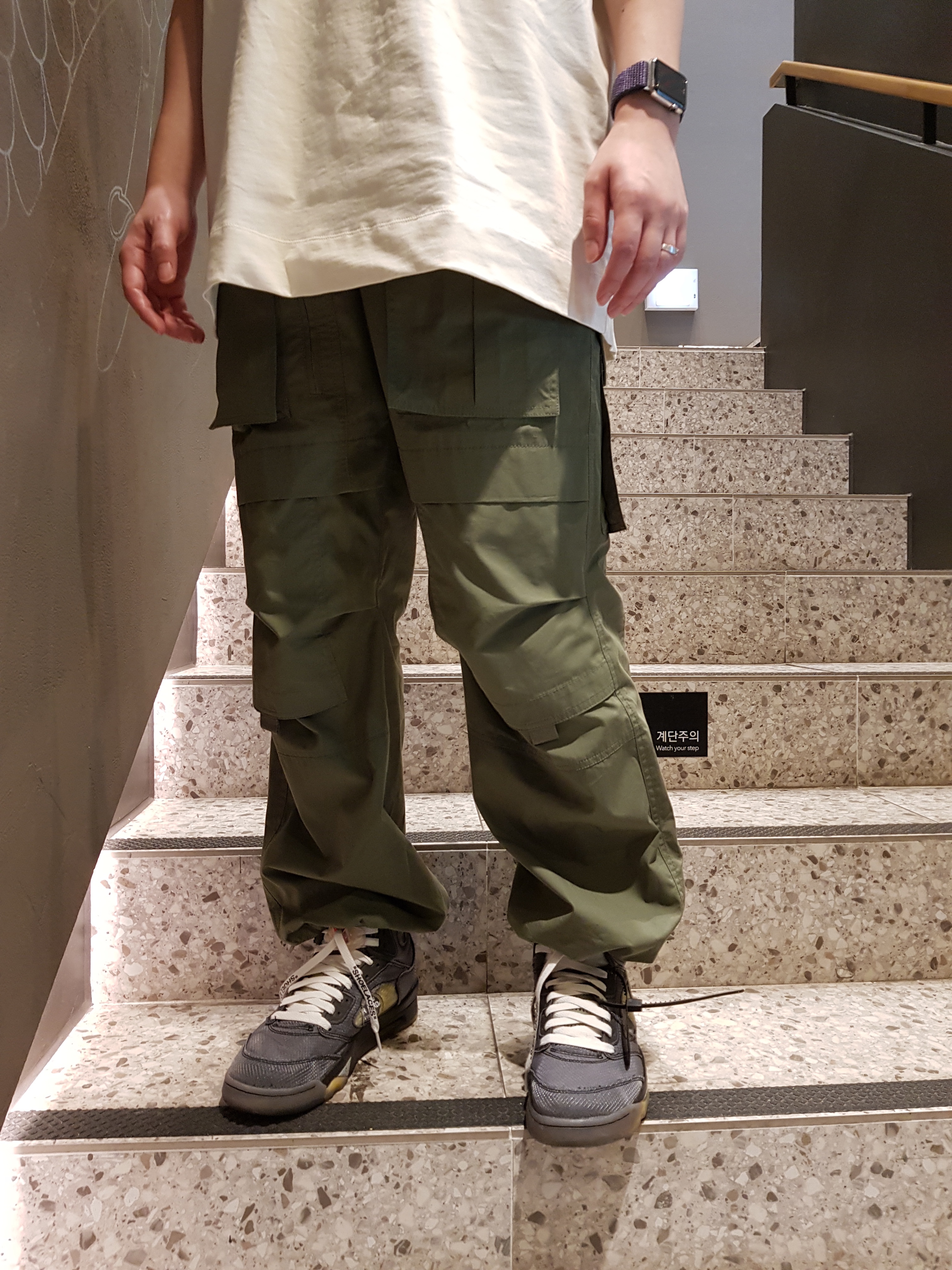 Jordan 5 x Off-White Retro SP Black Muslin 착용 스타일 - 3