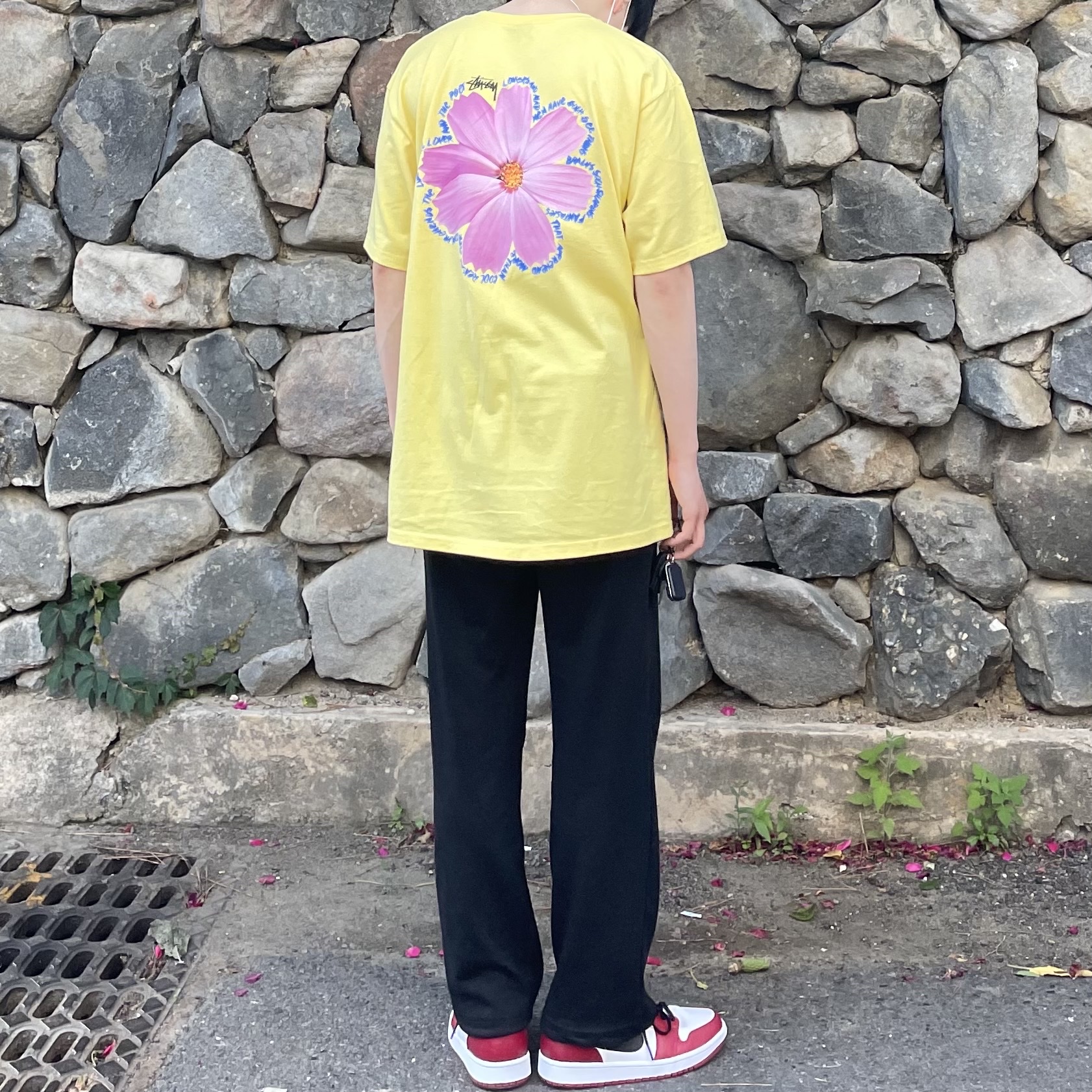 Stussy Cosmos T-Shirt White, Jordan 1 Mid Chicago 2020 착용 스타일