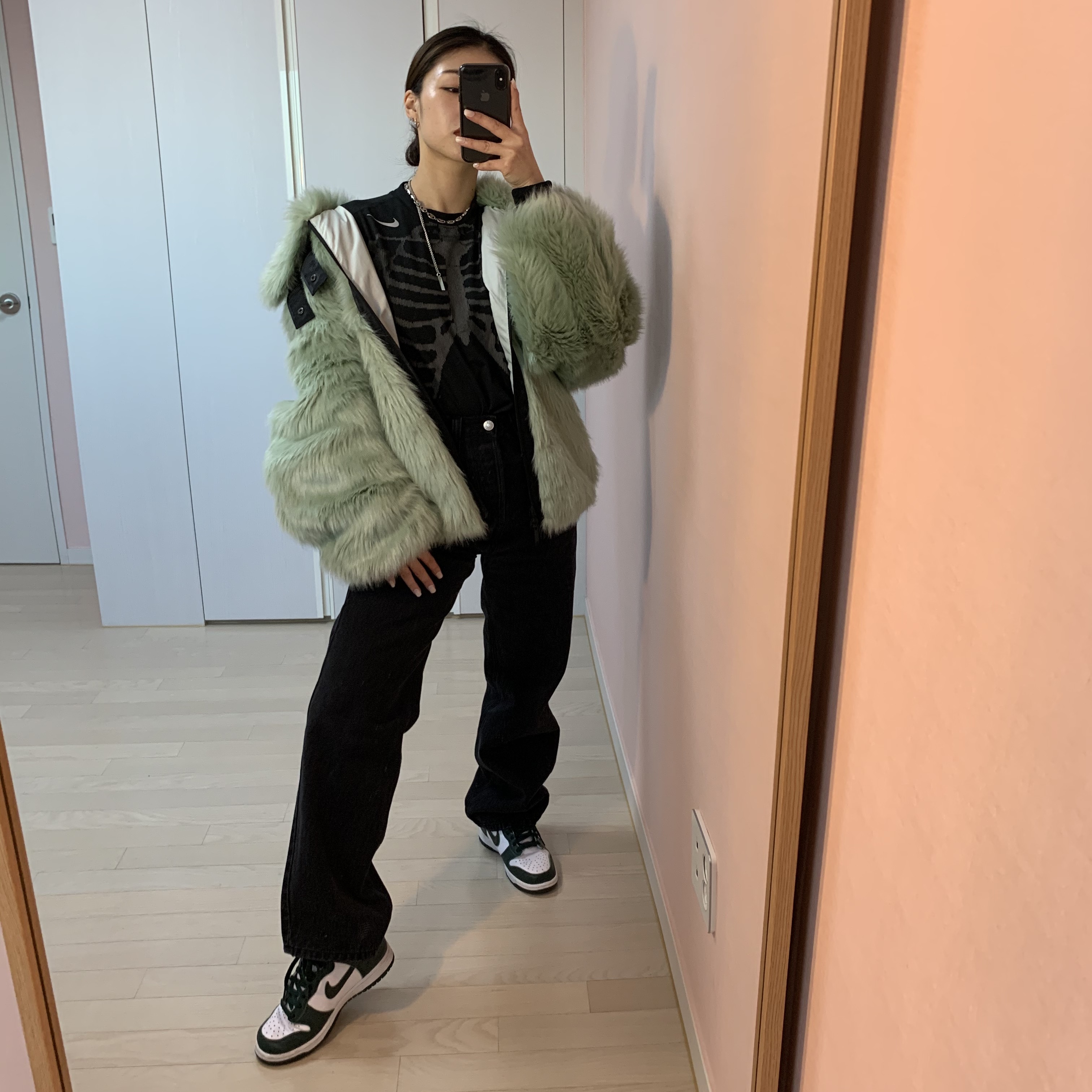 (W) Nike x Ambush Reversible Faux-Fur Coat Jade Horizon, Nike Dunk High SP Spartan Green 착용 스타일