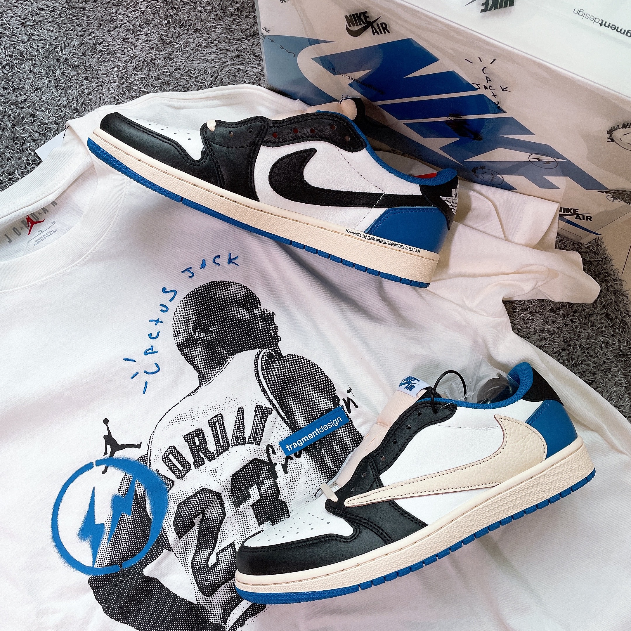 Jordan x Travis Scott x Fragment T-Shirt Sail (DJ0619-133), Jordan 1 x Travis Scott x Fragment Retro Low OG SP Military Blue 착용 스타일