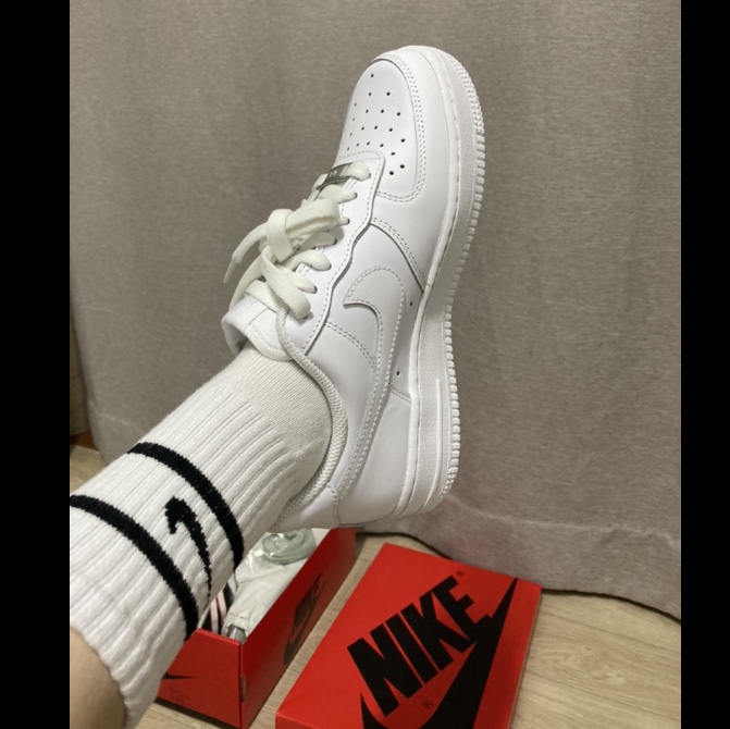 (W) Nike Air Force 1 '07 Low White, (W) Jordan 1 Retro High OG Seafoam 착용 스타일