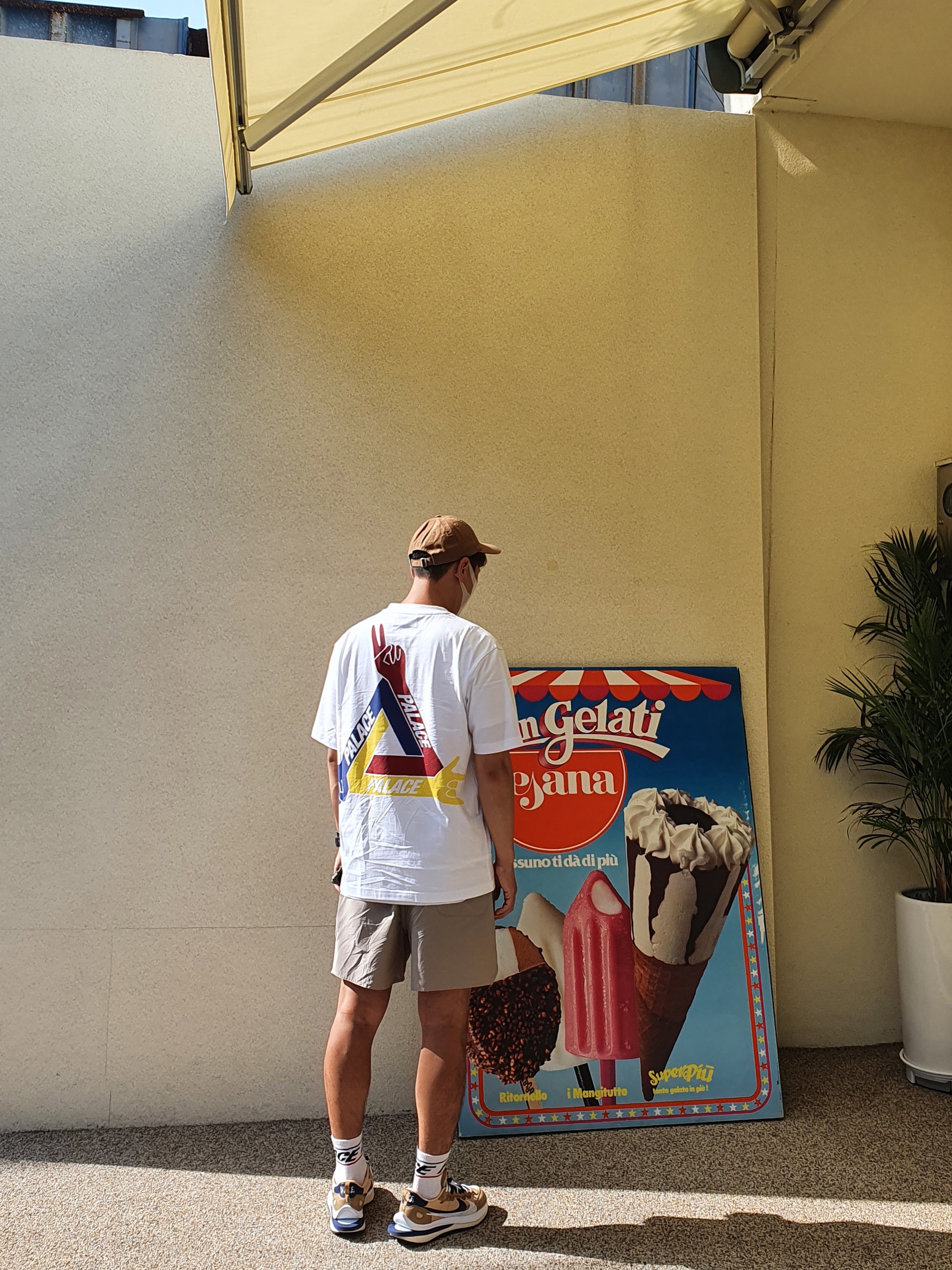 Nike x Sacai VaporWaffle Sesame and Blue Void, Palace JCDC Tri-Ferg T-Shirt White - 19SS 착용 스타일 - 2