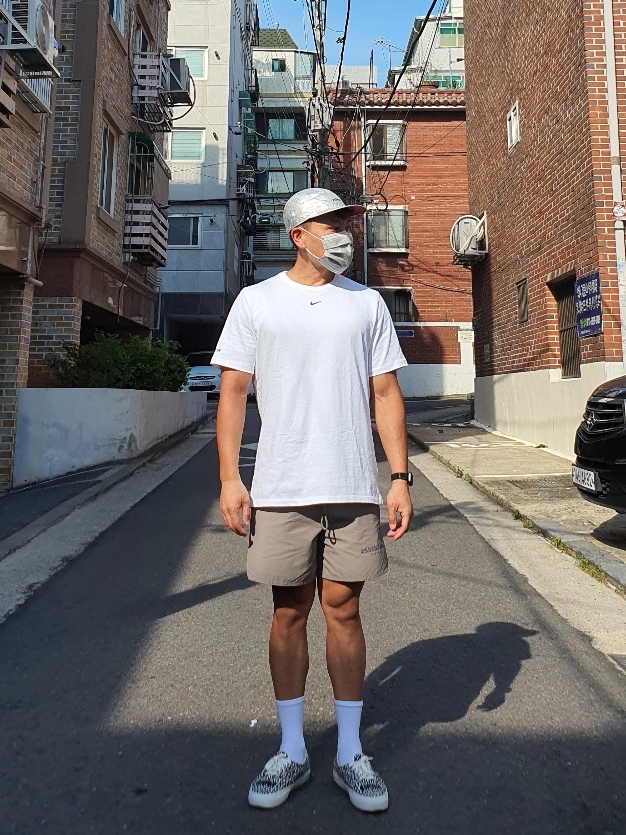 Nike x Drake Nocta Cardinal Stock Essential T-Shirt White - Asia, Essentials Volley Shorts Taupe - 21SS 착용 스타일 - 2