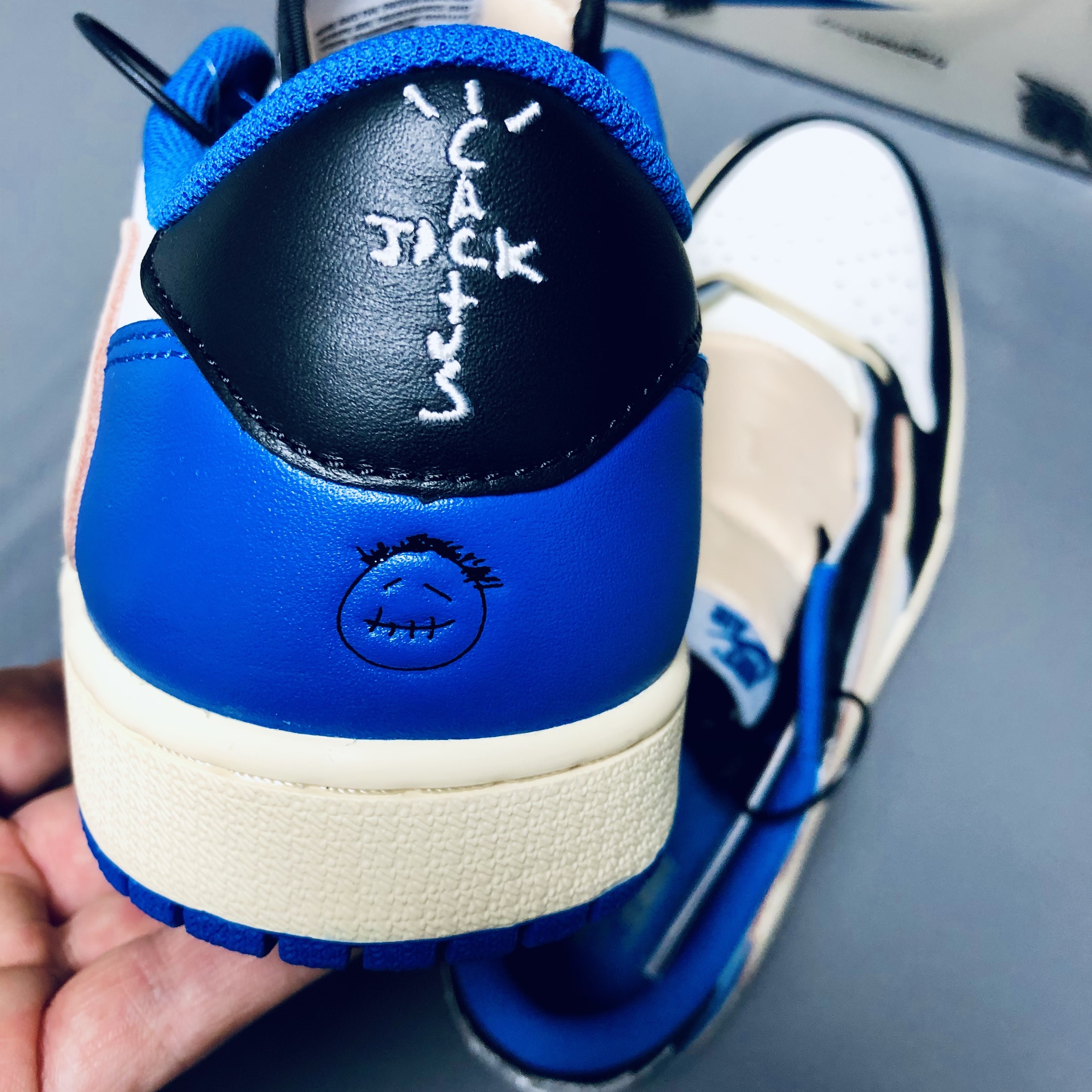 Jordan 1 x Travis Scott x Fragment Retro Low OG SP Military Blue, Jordan 1 x Travis Scott Retro High OG SP Mocha 착용 스타일 - 3