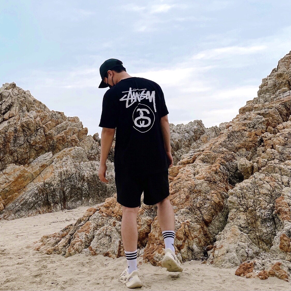 Stussy World Tour T-Shirt Black, Adidas Yeezy Foam RNNR Sand 착용 스타일 - 2