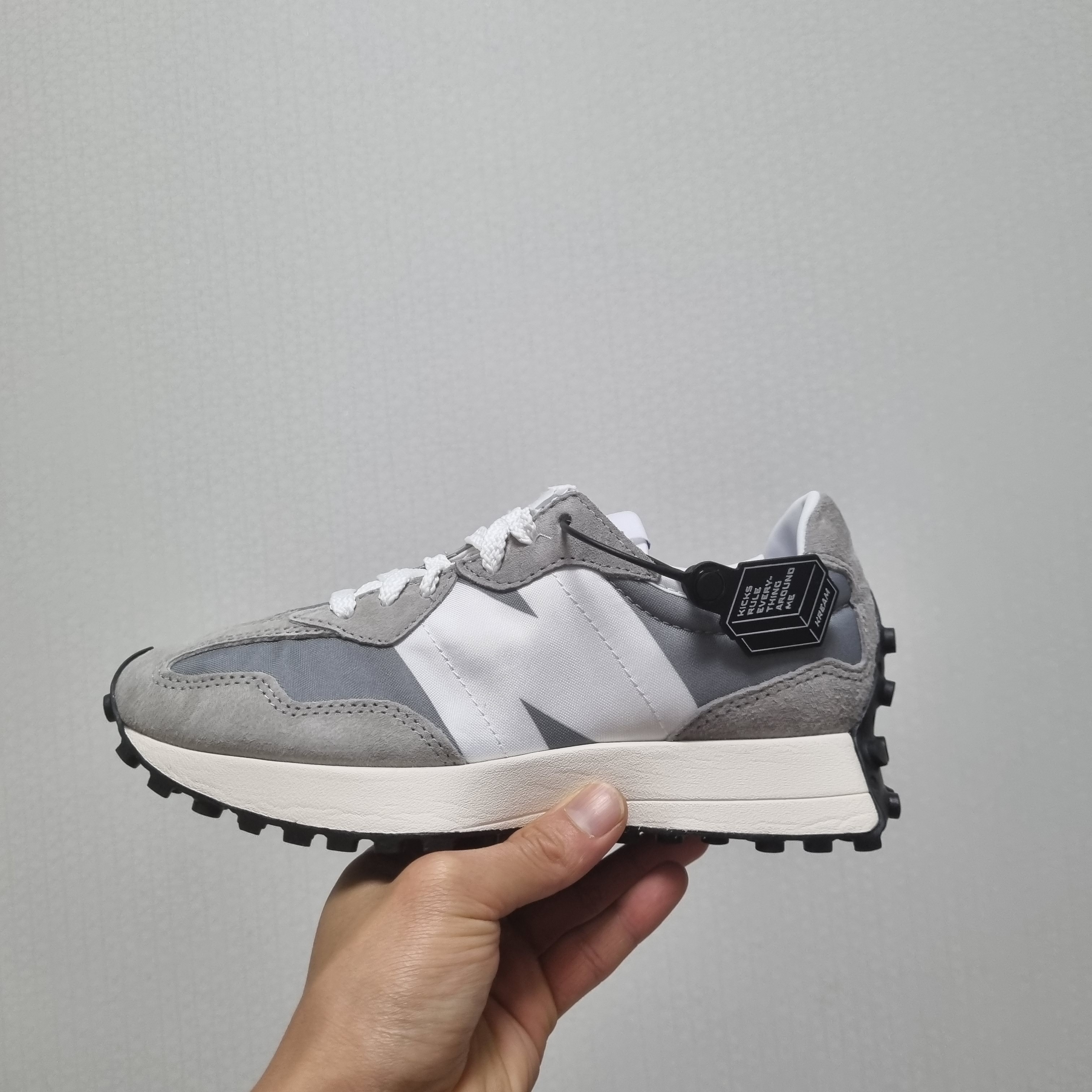 New Balance 327 Grey 착용 스타일 - 2