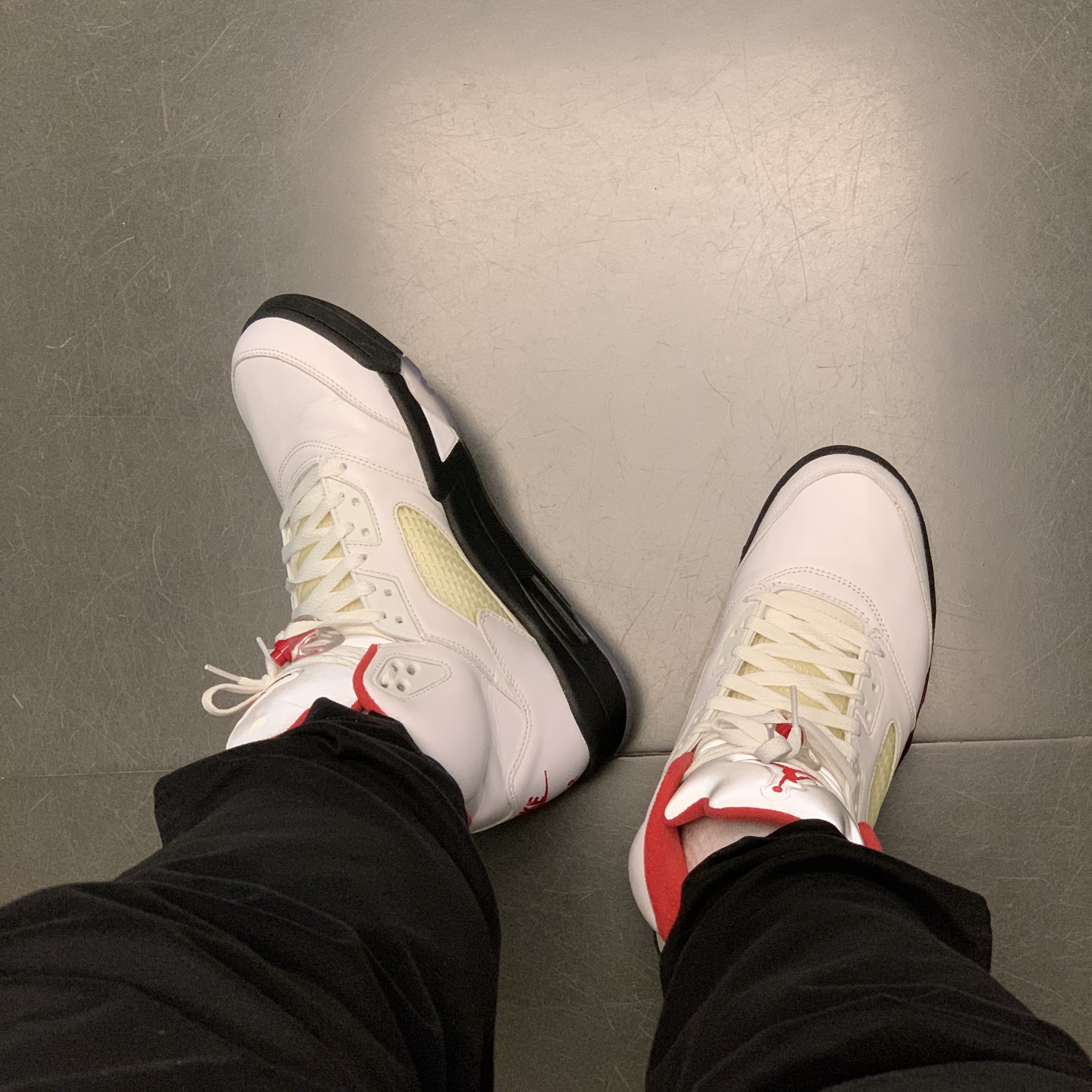 Jordan 5 Retro Fire Red Silver Tongue 2020 착용 스타일 - 1