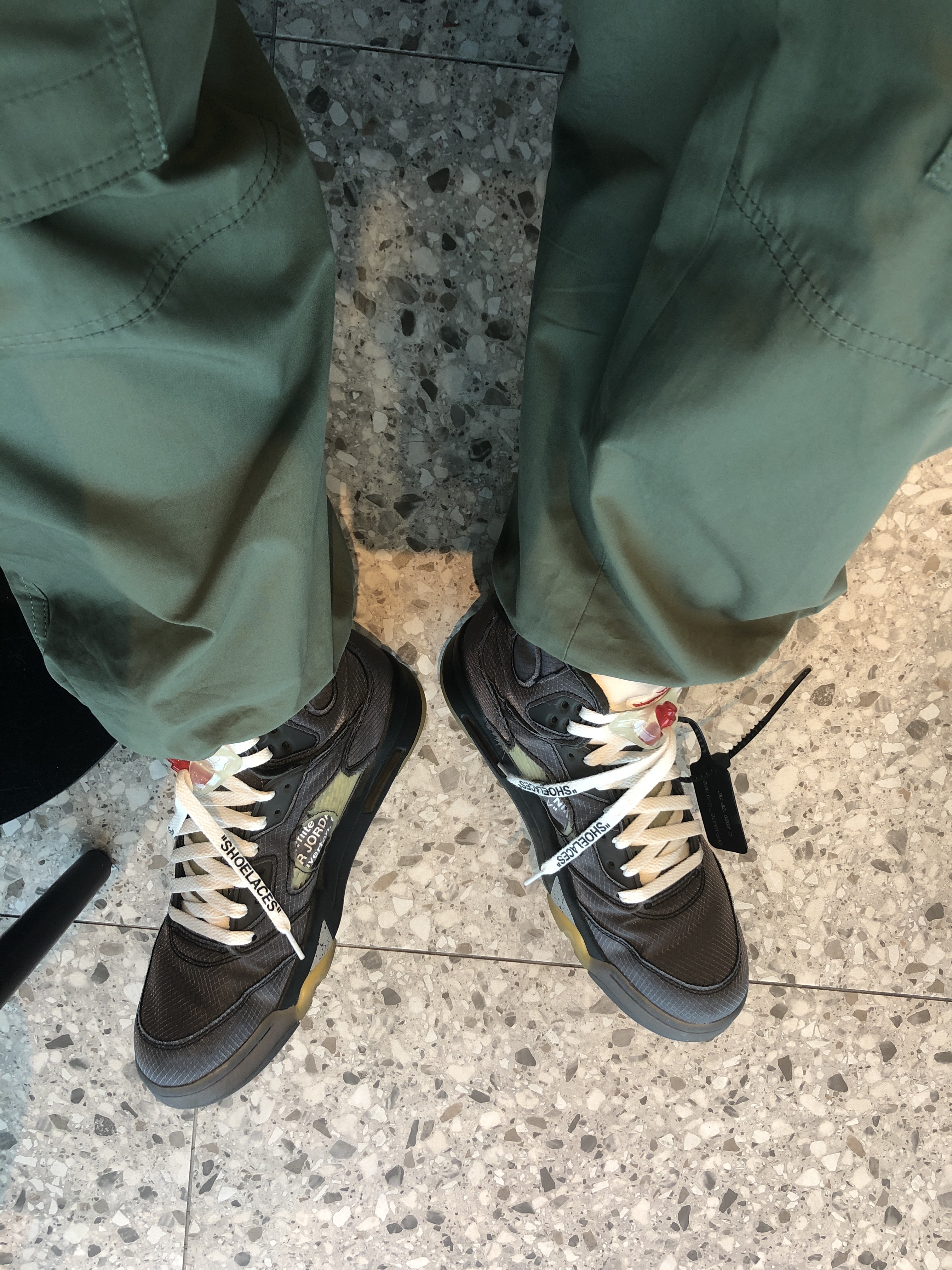 Jordan 5 x Off-White Retro SP Black Muslin 착용 스타일 - 4