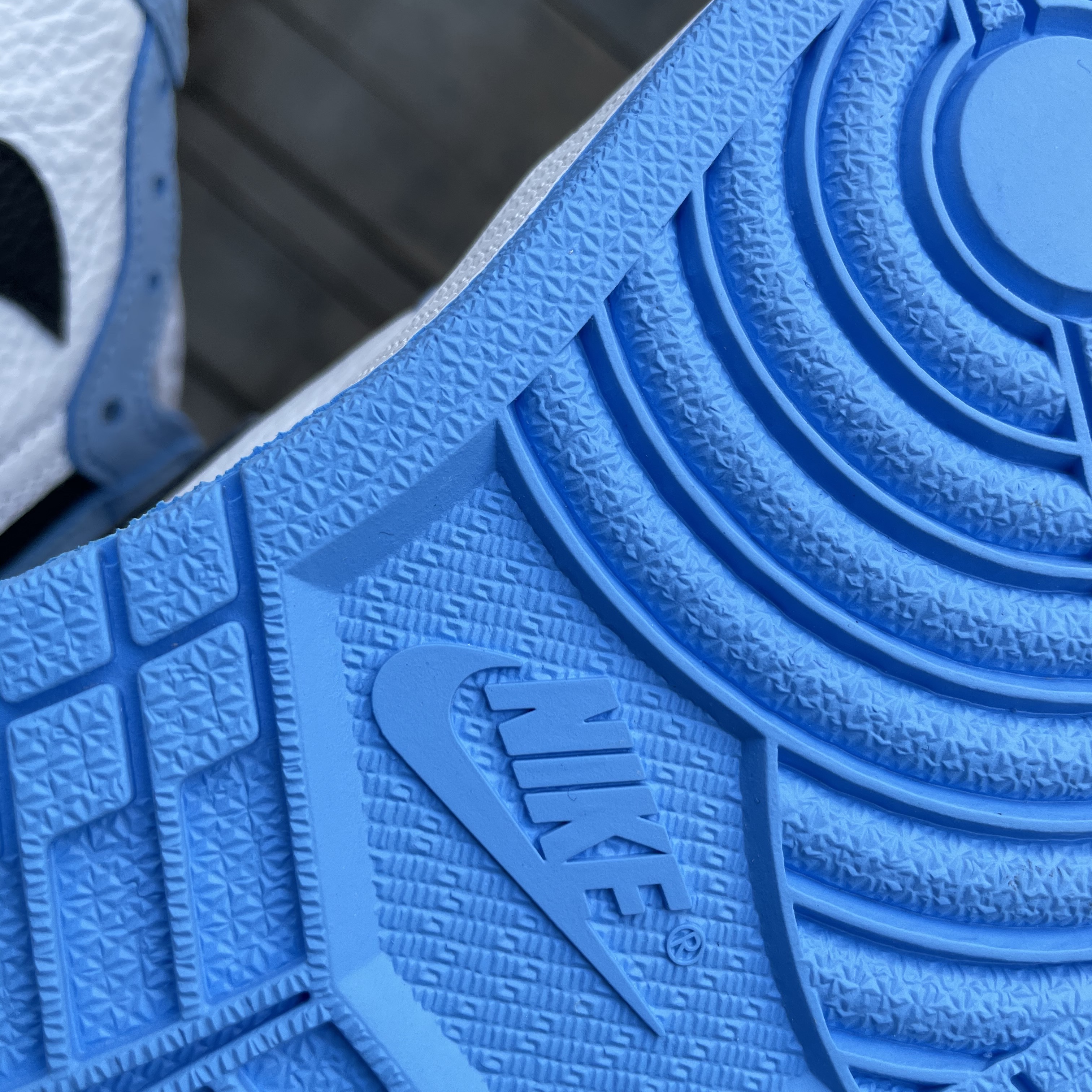 Jordan 1 Retro High OG University Blue 착용 스타일 - 3