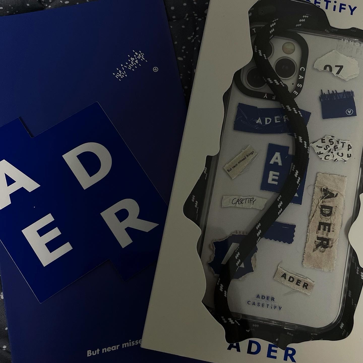 Casetify x Ader Error Sticker Sling iPhone Case 착용 스타일 - 1
