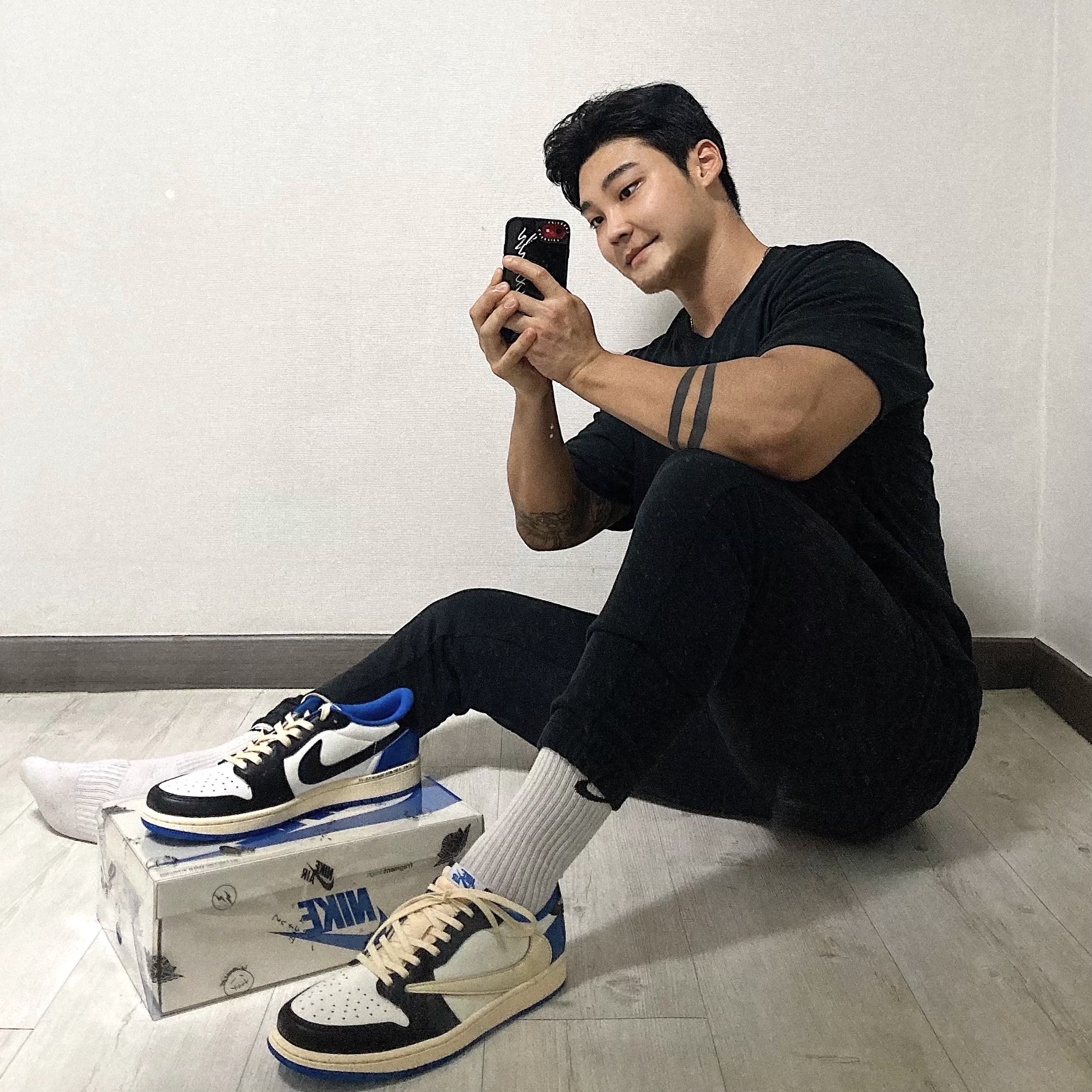 Jordan 1 x Travis Scott x Fragment Retro Low OG SP Military Blue 착용 스타일