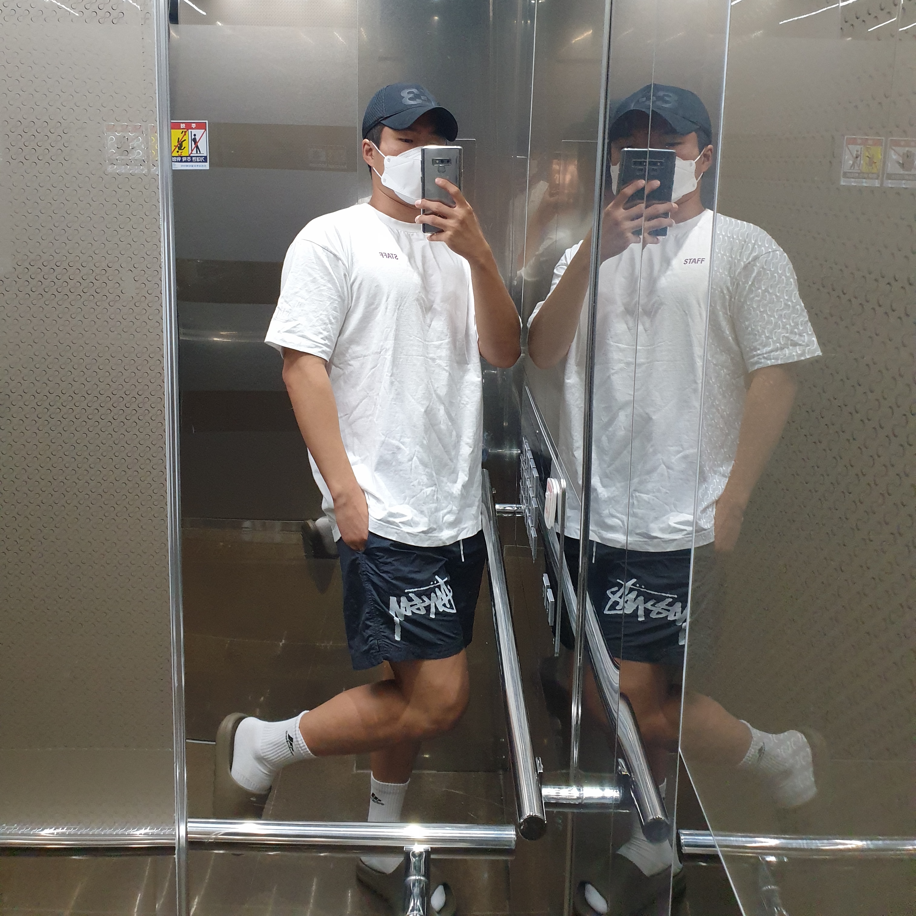 Adidas Yeezy Slide Soot, Nike x Stussy Water Shorts Off Noir 착용 스타일