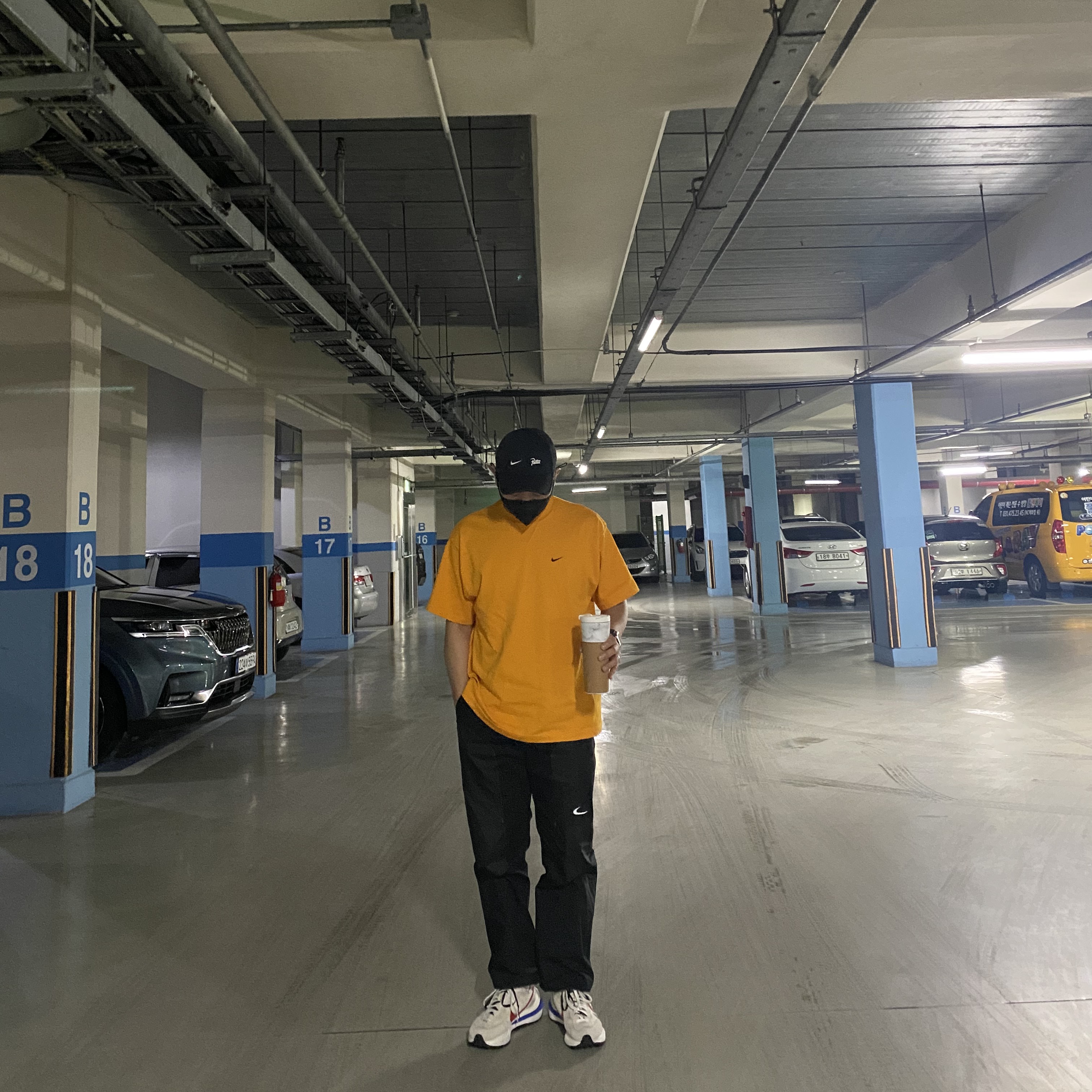 Nike x Sacai VaporWaffle Royal Fuchsia, Nike x Off-White NRG Pants Black 착용 스타일