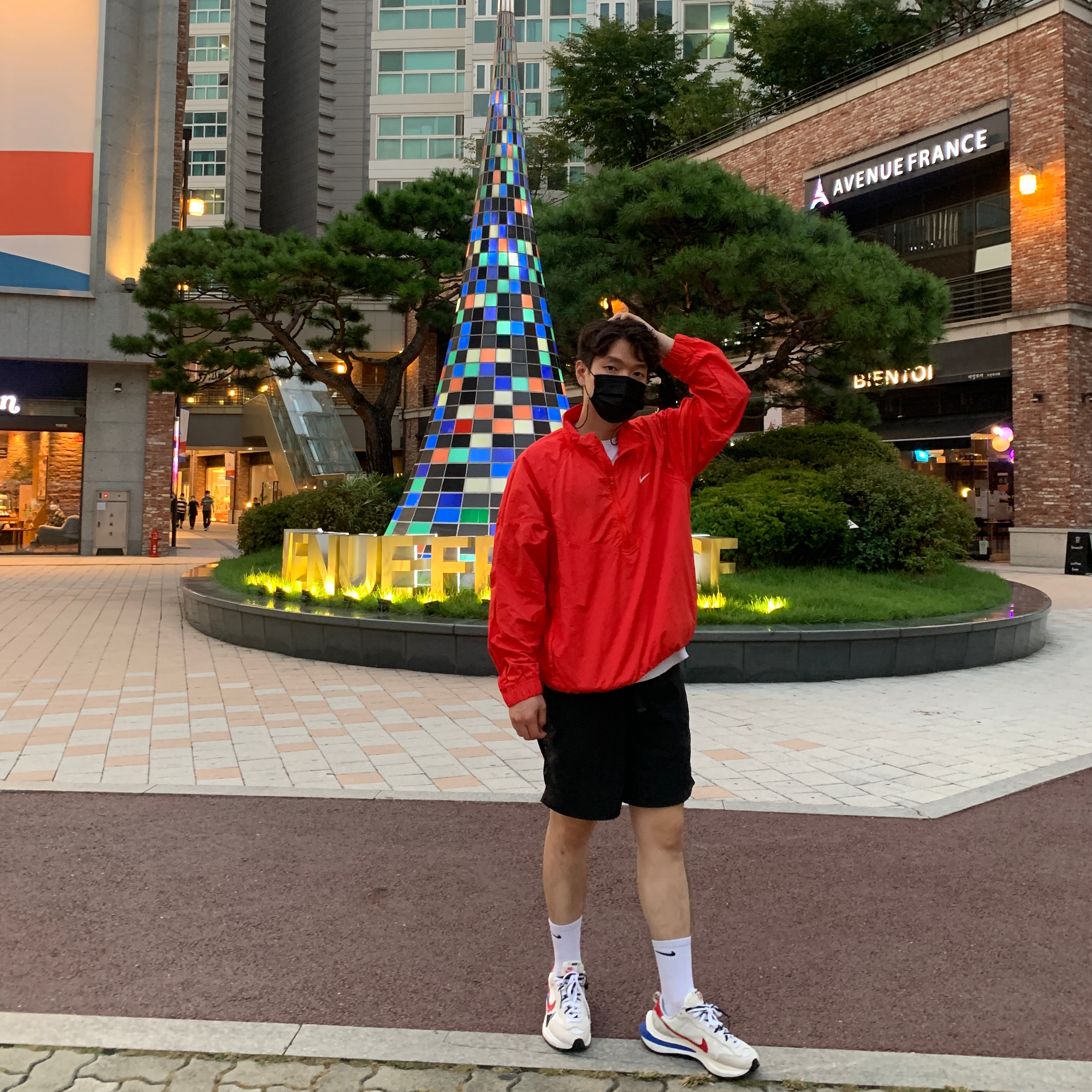 Nike x Sacai VaporWaffle Royal Fuchsia, Nike x Stussy Windrunner Jacket Habanero Red 착용 스타일