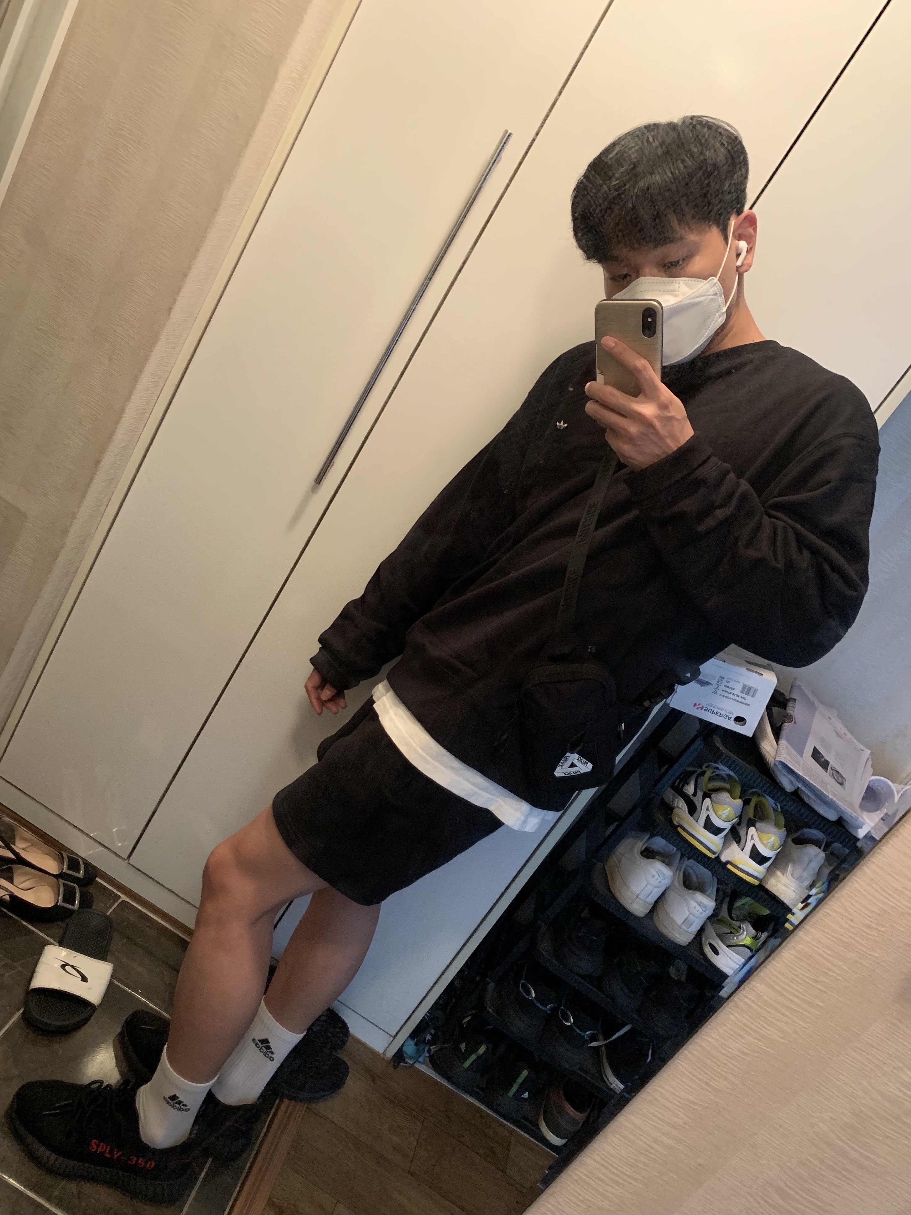 Adidas Yeezy Boost 350 V2 Black Red 2020, Palace Cordura Body Shot Bag Black - 21SS 착용 스타일