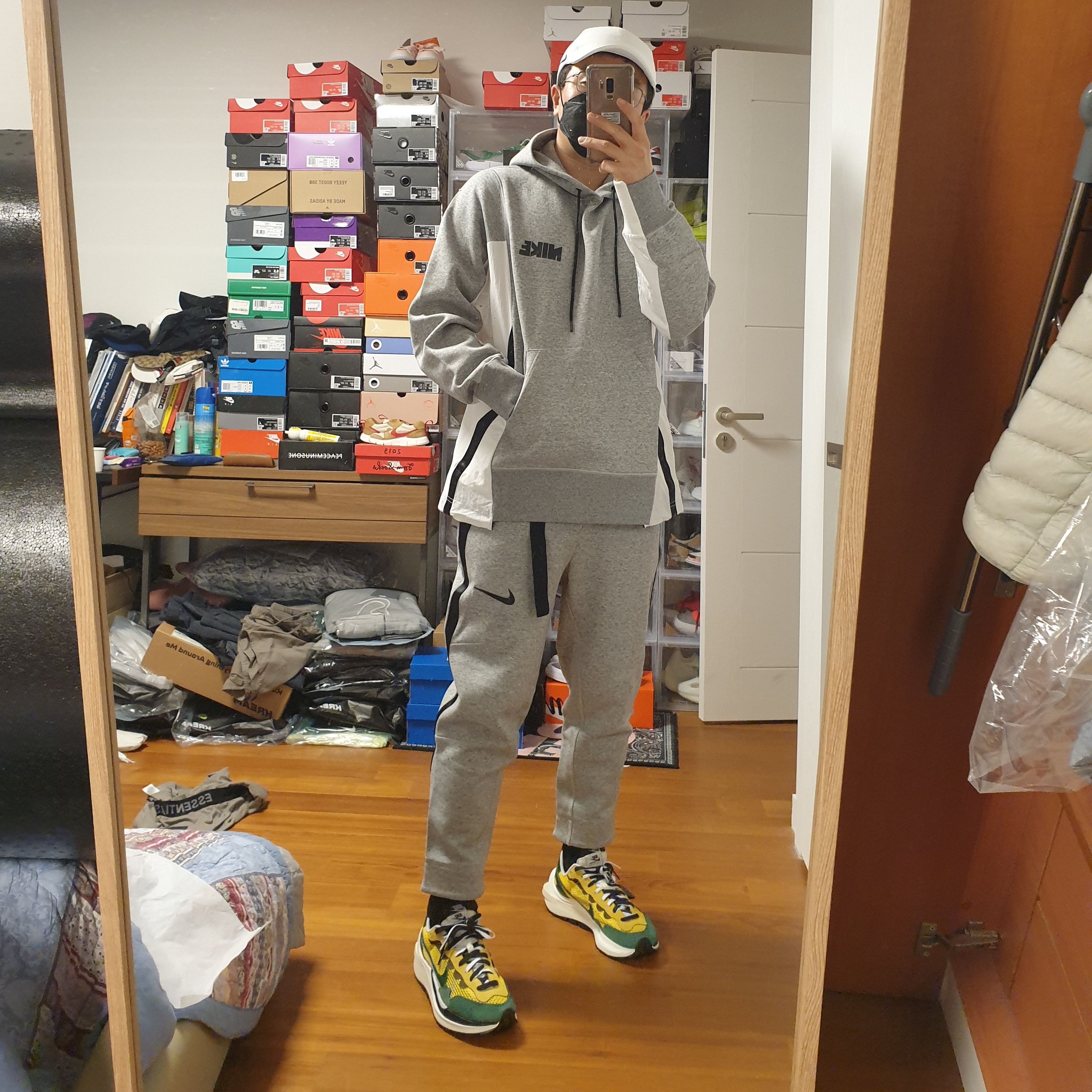Nike x Drake Nocta Cardinal Stock Essential Cap White, Nike x Sacai VaporWaffle Tour Yellow & Gorge Green Sail 착용 스타일 - 1