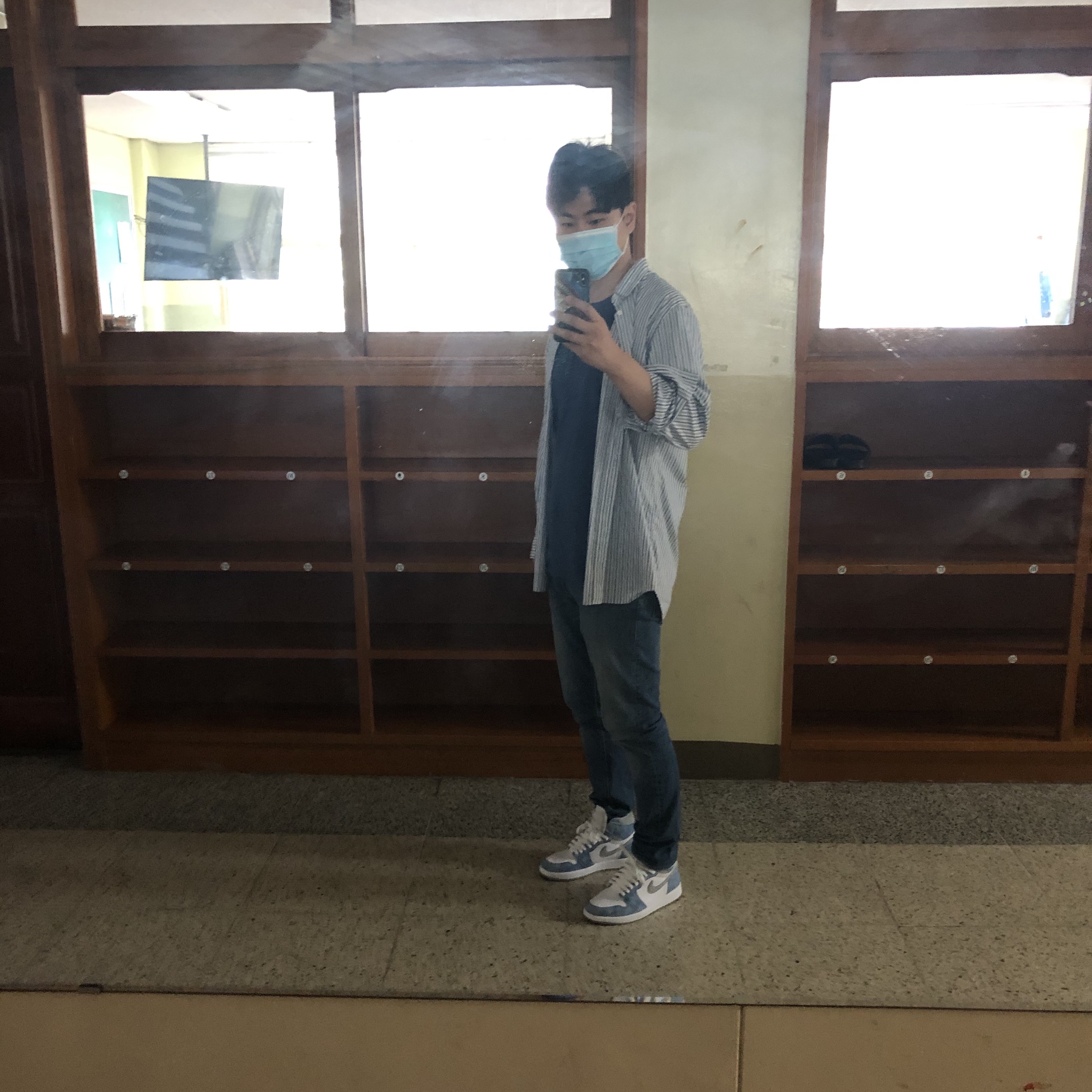 Jordan 1 Retro High OG Hyper Royal 착용 스타일