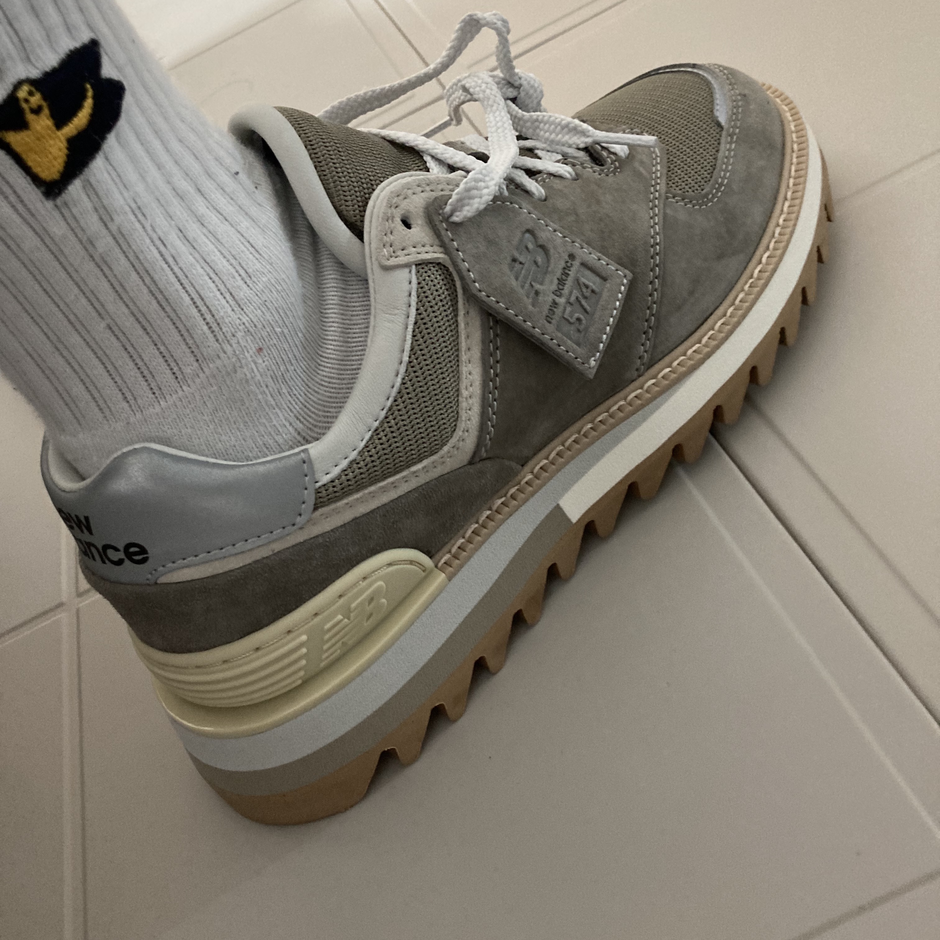 New Balance x Tokyo Design Studio 574 Grey Dune 착용 스타일 - 1