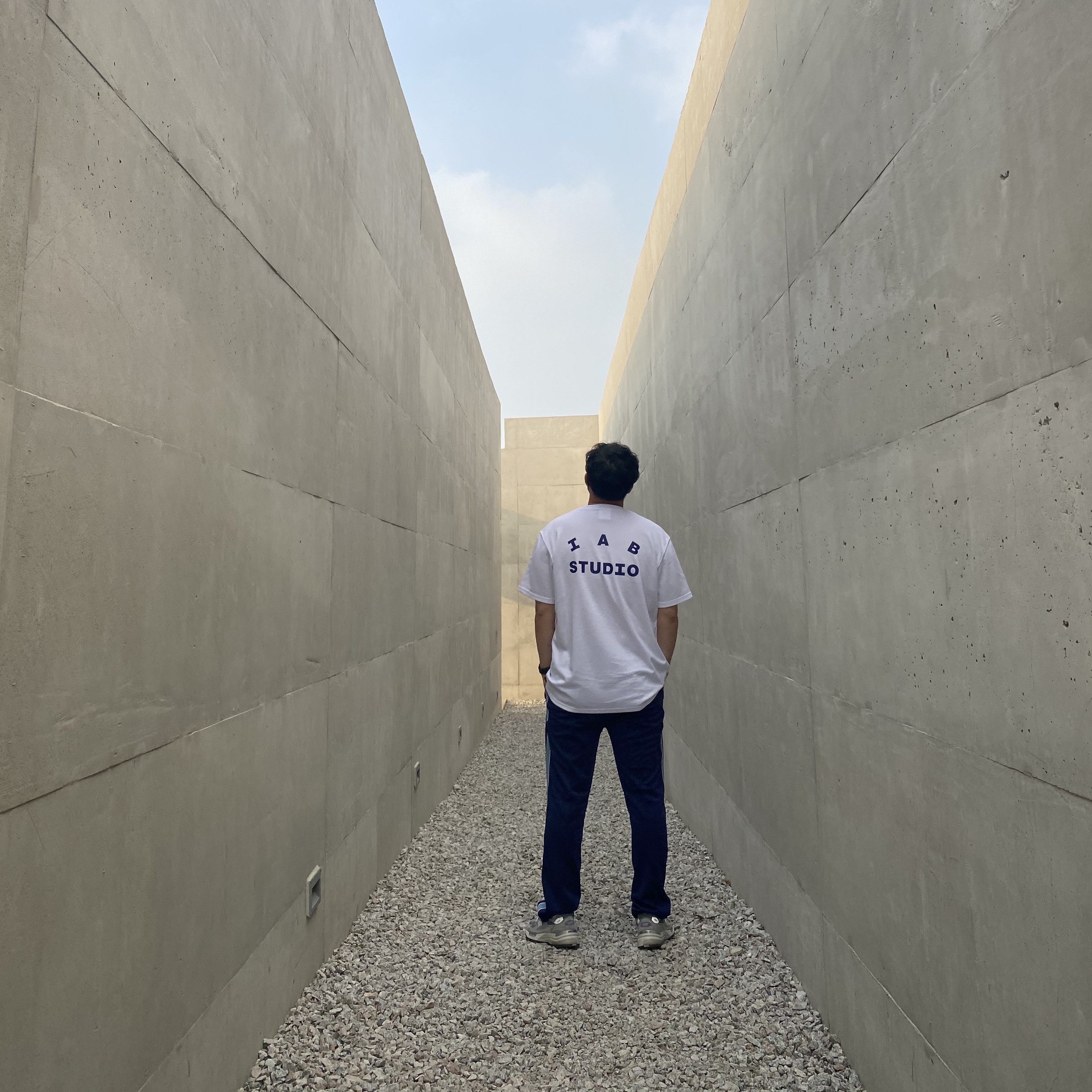 IAB Studio T-Shirt White, IAB Studio Track Pants Navy - 21SS 착용 스타일