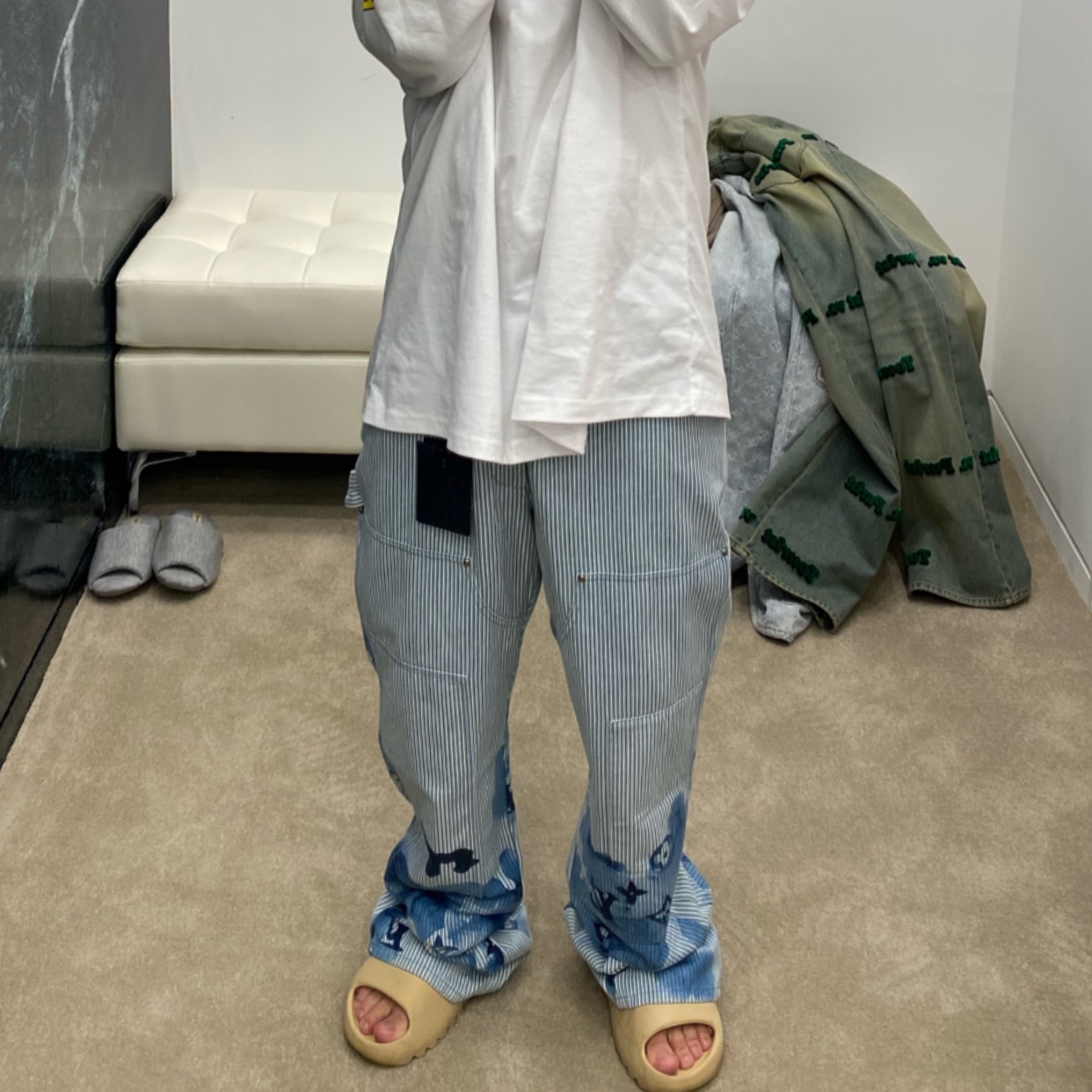 Adidas Yeezy Slide Desert Sand 착용 스타일 - 5