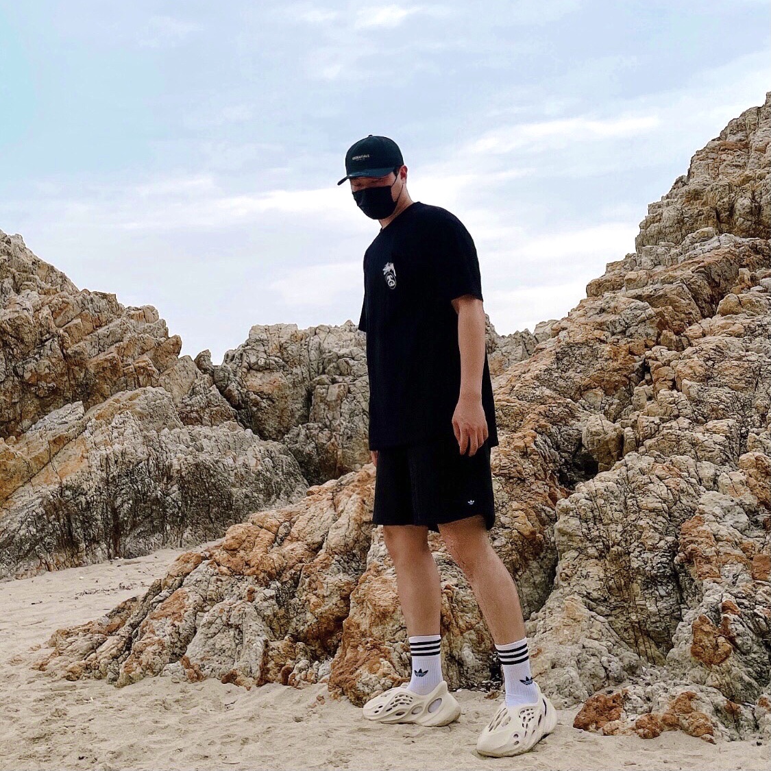 Stussy World Tour T-Shirt Black, Adidas Yeezy Foam RNNR Sand 착용 스타일 - 1