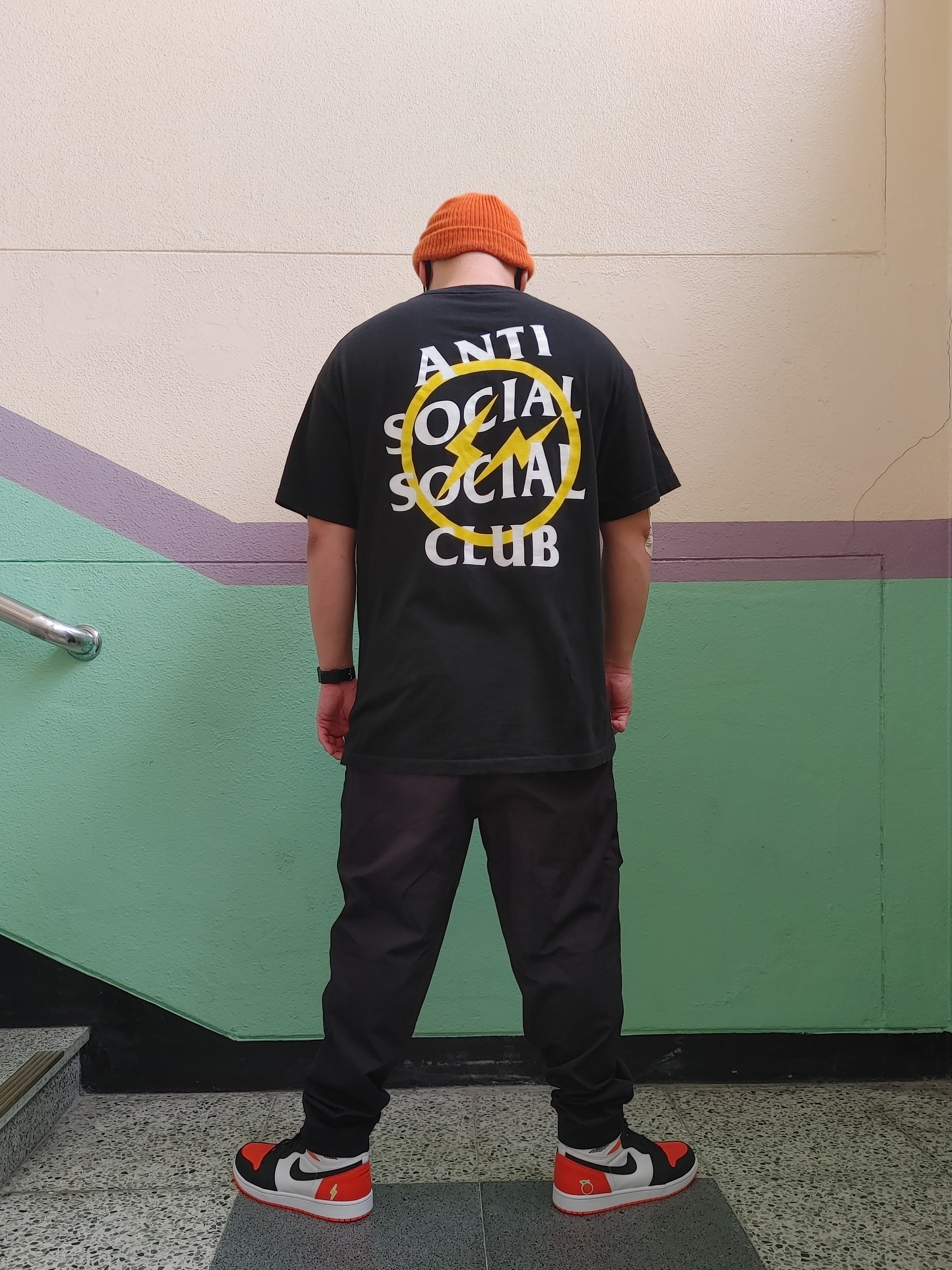 Jordan 1 Retro High OG Electro Orange, Anti Social Social Club x Fragment Bolt T-Shirt Yellow 착용 스타일 - 2