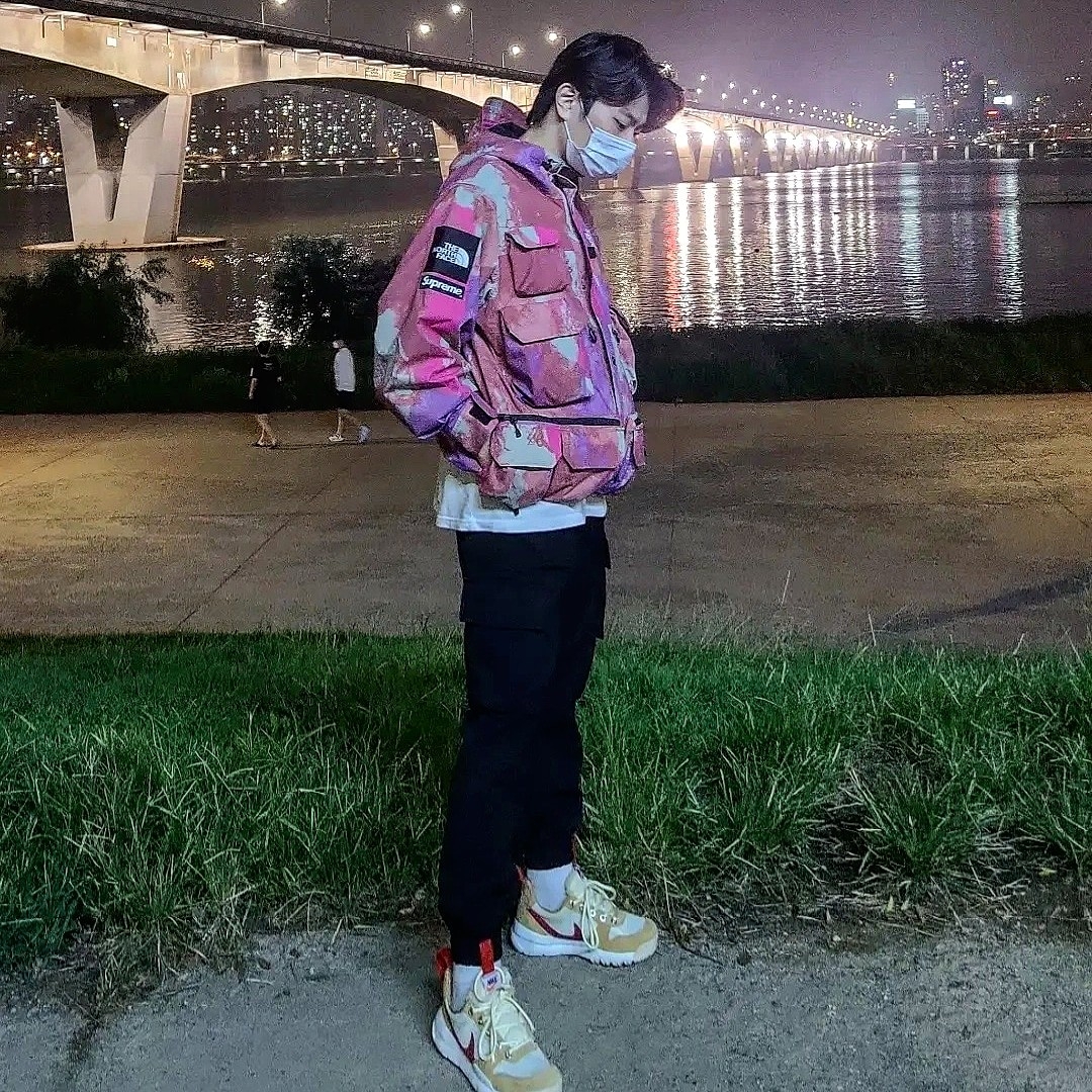 Nike x Tom Sachs Mars Yard Shoe 2.0 Space Camp, Supreme x The North Face Cargo Jacket Multi-Color - 20SS 착용 스타일