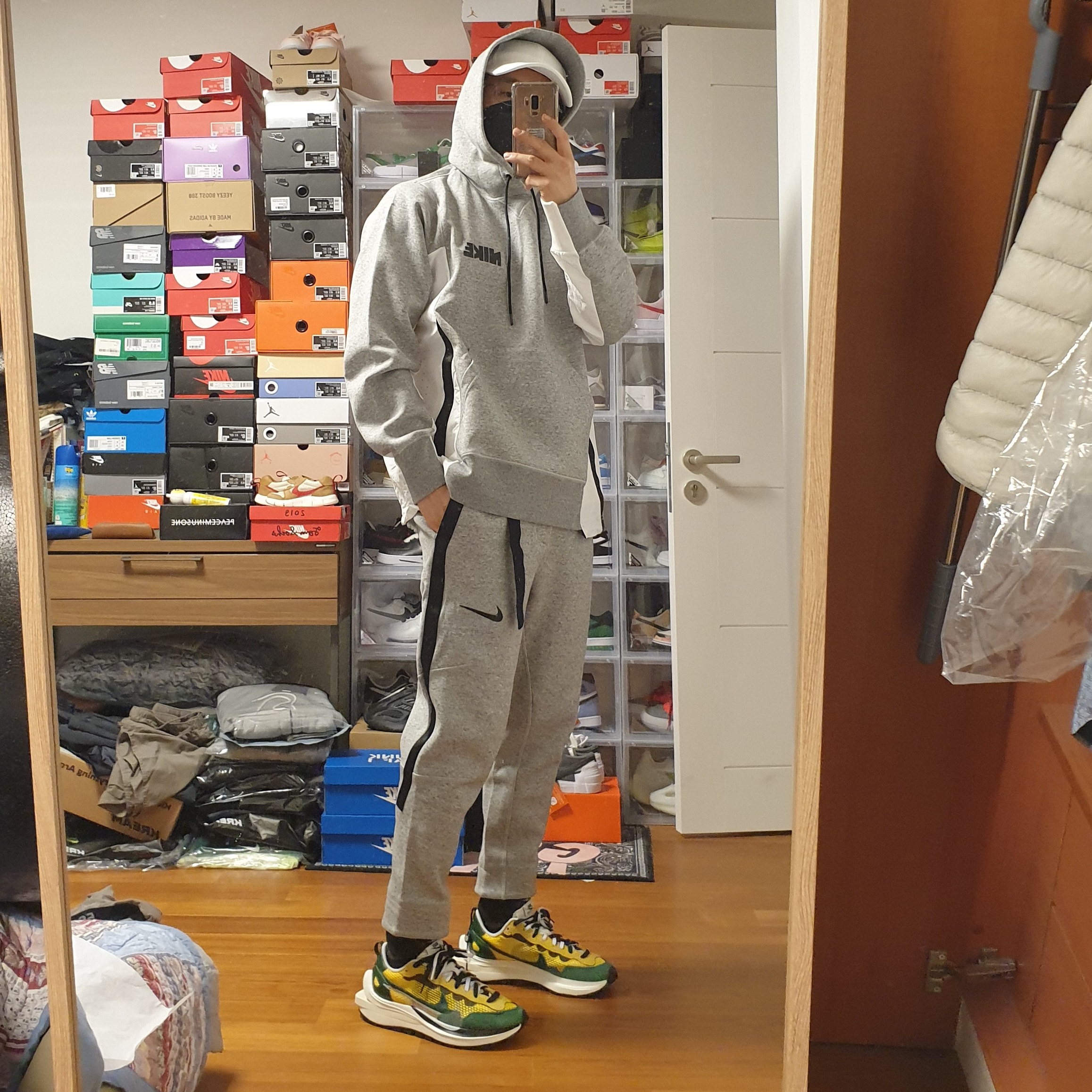 Nike x Drake Nocta Cardinal Stock Essential Cap White, Nike x Sacai VaporWaffle Tour Yellow & Gorge Green Sail 착용 스타일 - 3