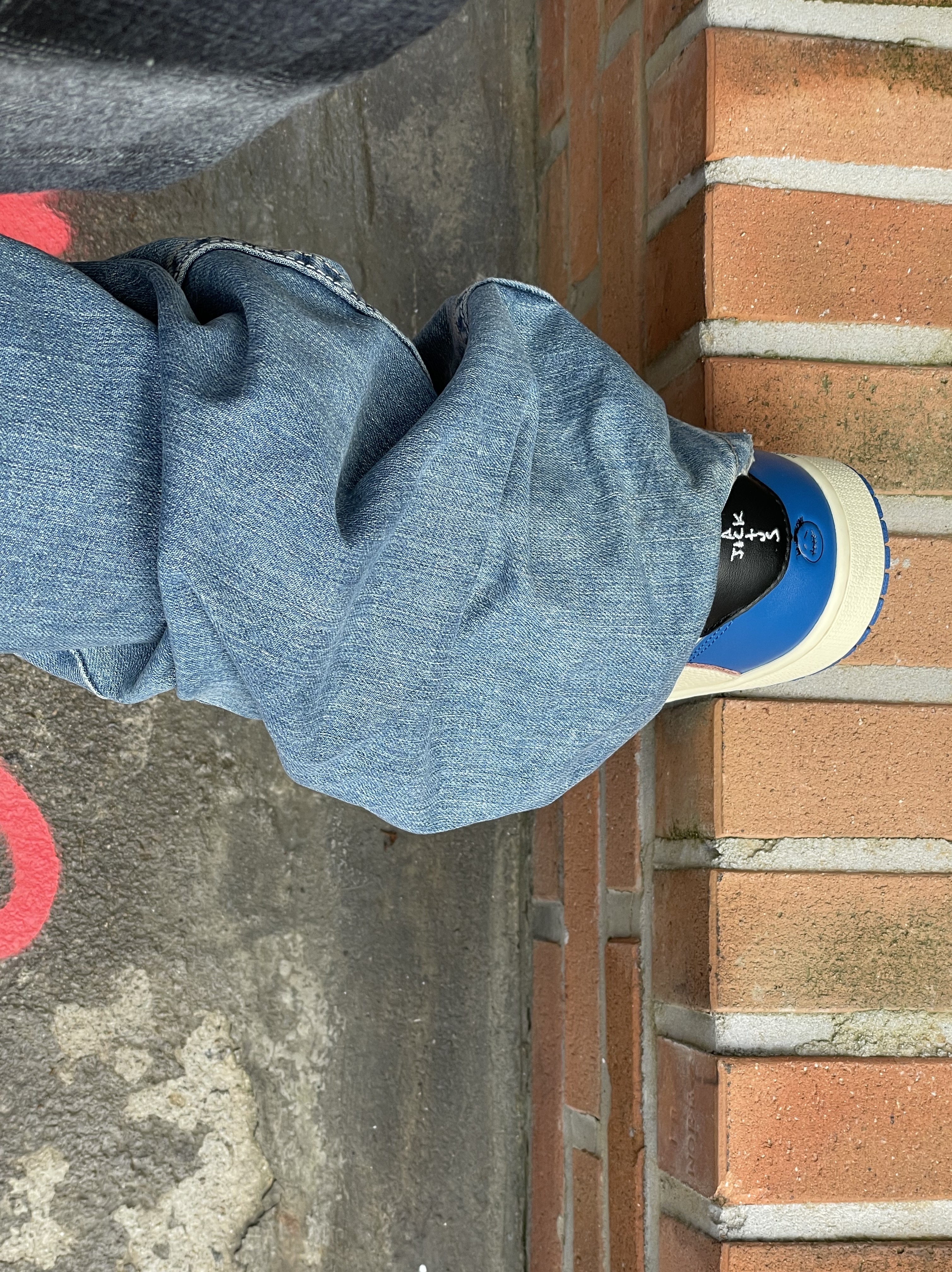 Jordan 1 x Travis Scott x Fragment Retro Low OG SP Military Blue 착용 스타일 - 5