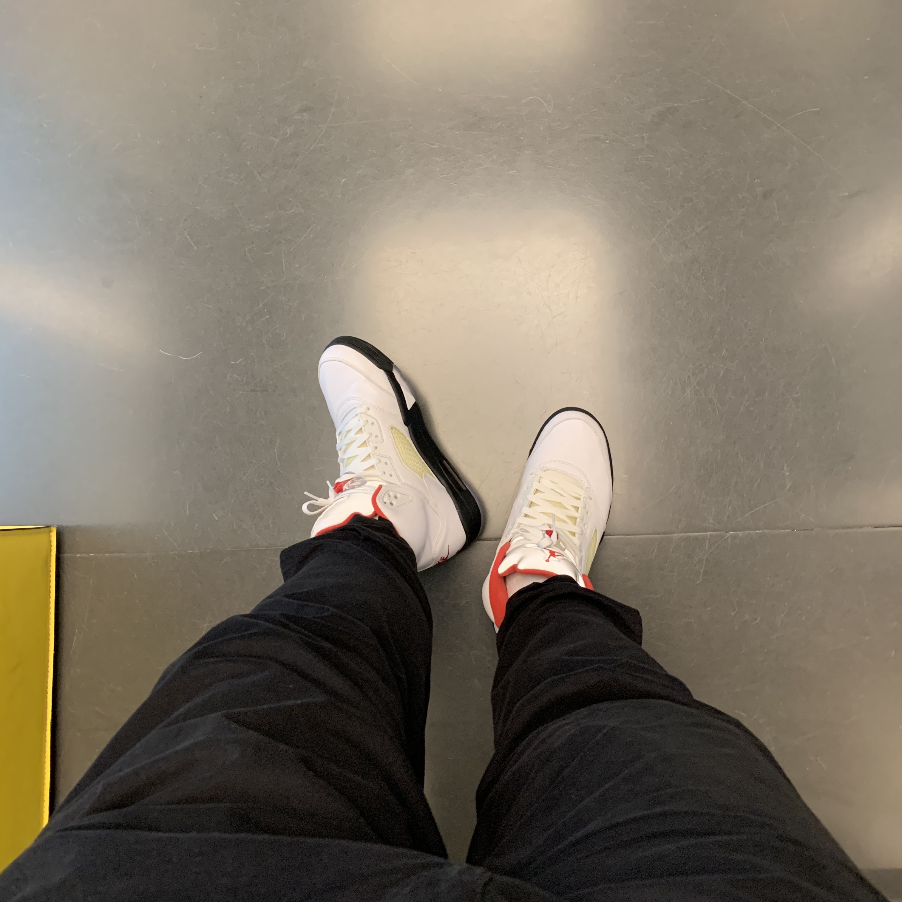 Jordan 5 Retro Fire Red Silver Tongue 2020 착용 스타일 - 2