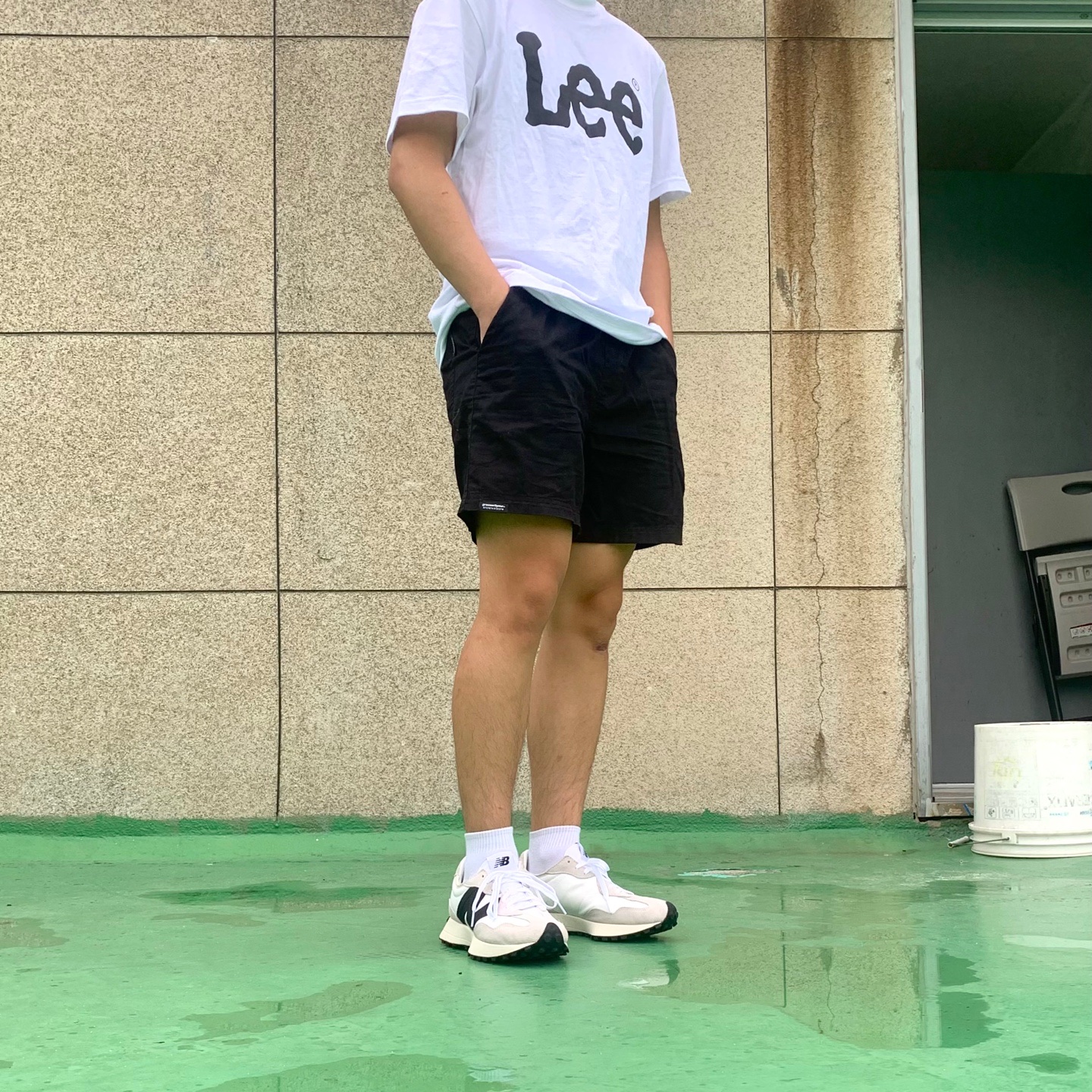 New Balance 327 White Black 착용 스타일 - 2