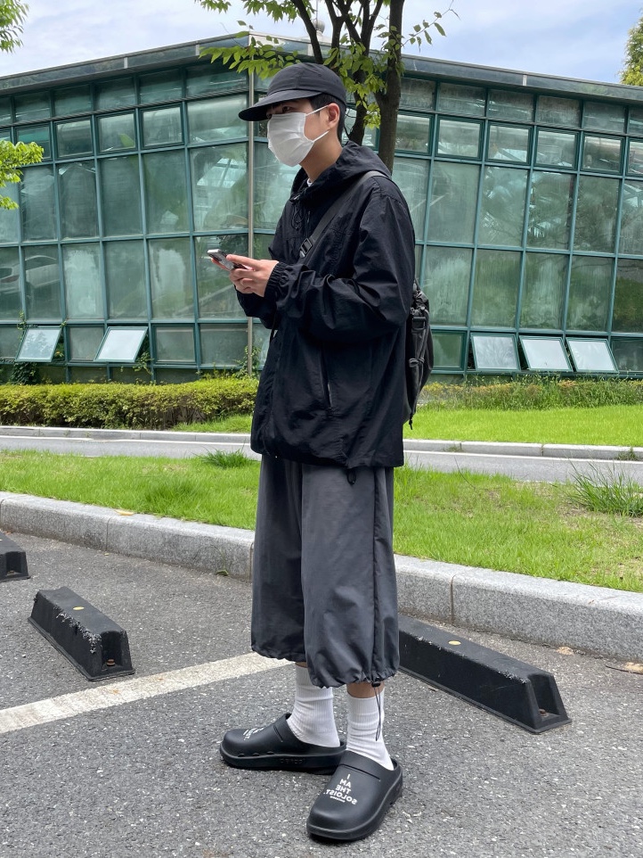 Oofos x Takahiromiyashita The Soloist Signature Clog Black White 착용 스타일 - 3