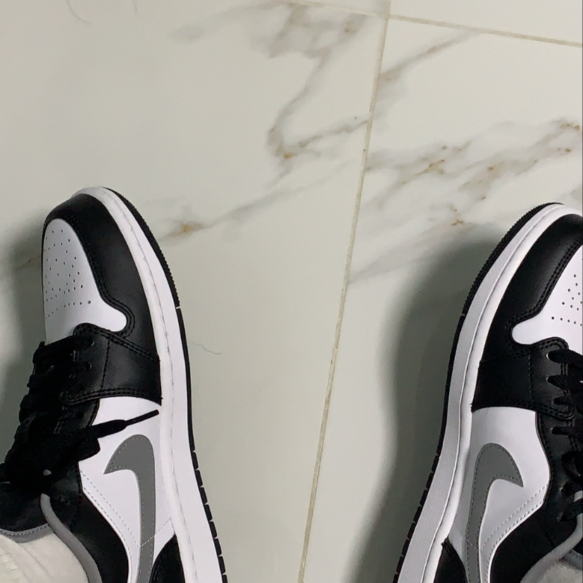 Jordan 1 Low Black Particle Grey 착용 스타일 - 3