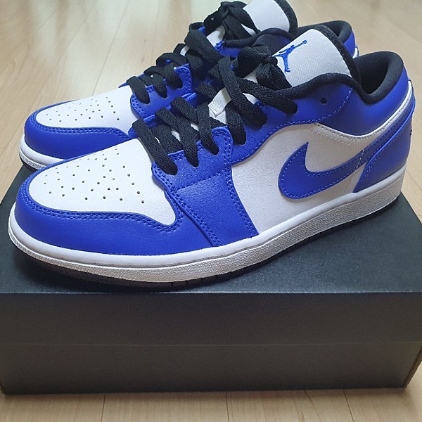 Jordan 1 Low Hyper Royal 착용 스타일 - 2