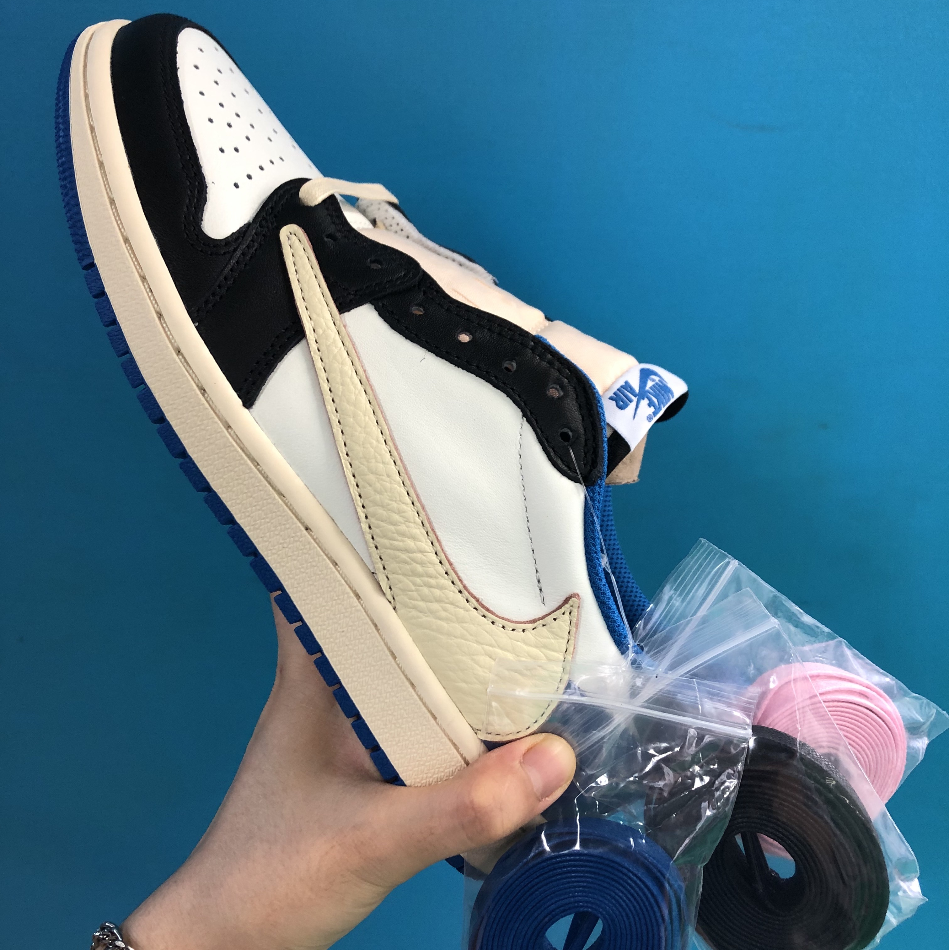 Jordan 1 x Travis Scott x Fragment Retro Low OG SP Military Blue 착용 스타일 - 2
