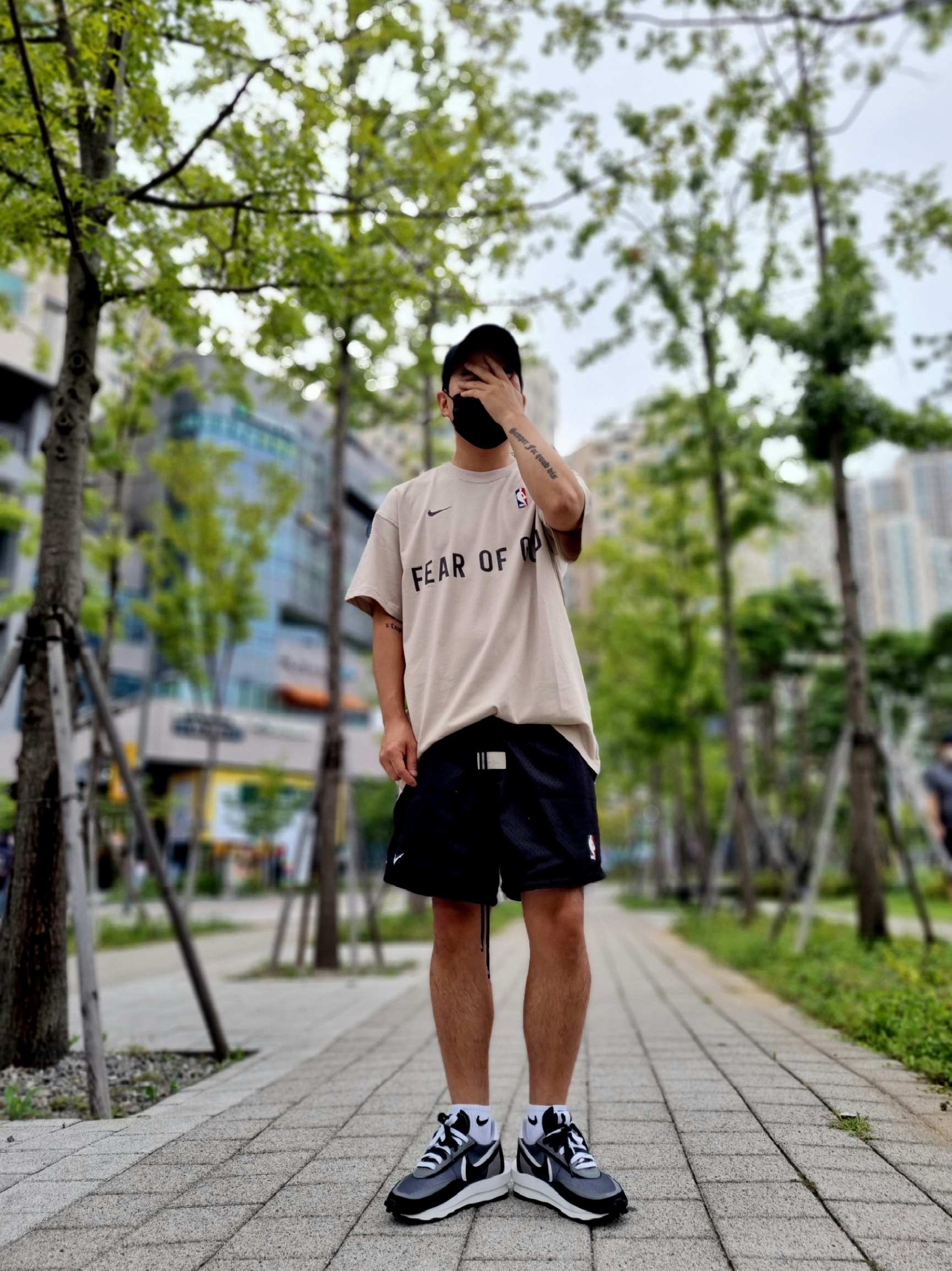 Nike x Fear of God Warm Up T-Shirt Oatmeal, Nike x Fear of God Basketball Shorts Off Noir 착용 스타일