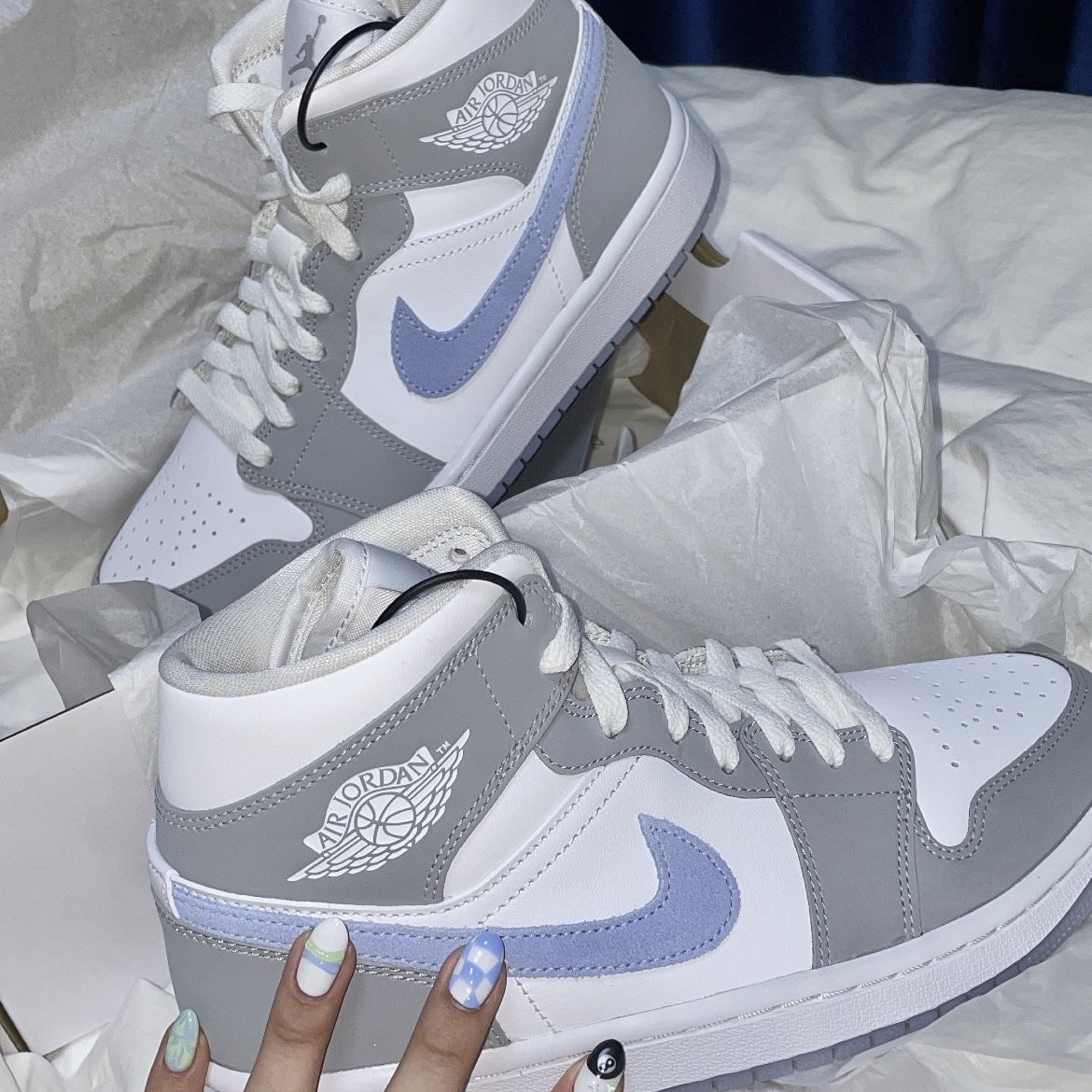 (W) Jordan 1 Mid Wolf Grey, Jordan 1 Retro High OG Hyper Royal 착용 스타일 - 1