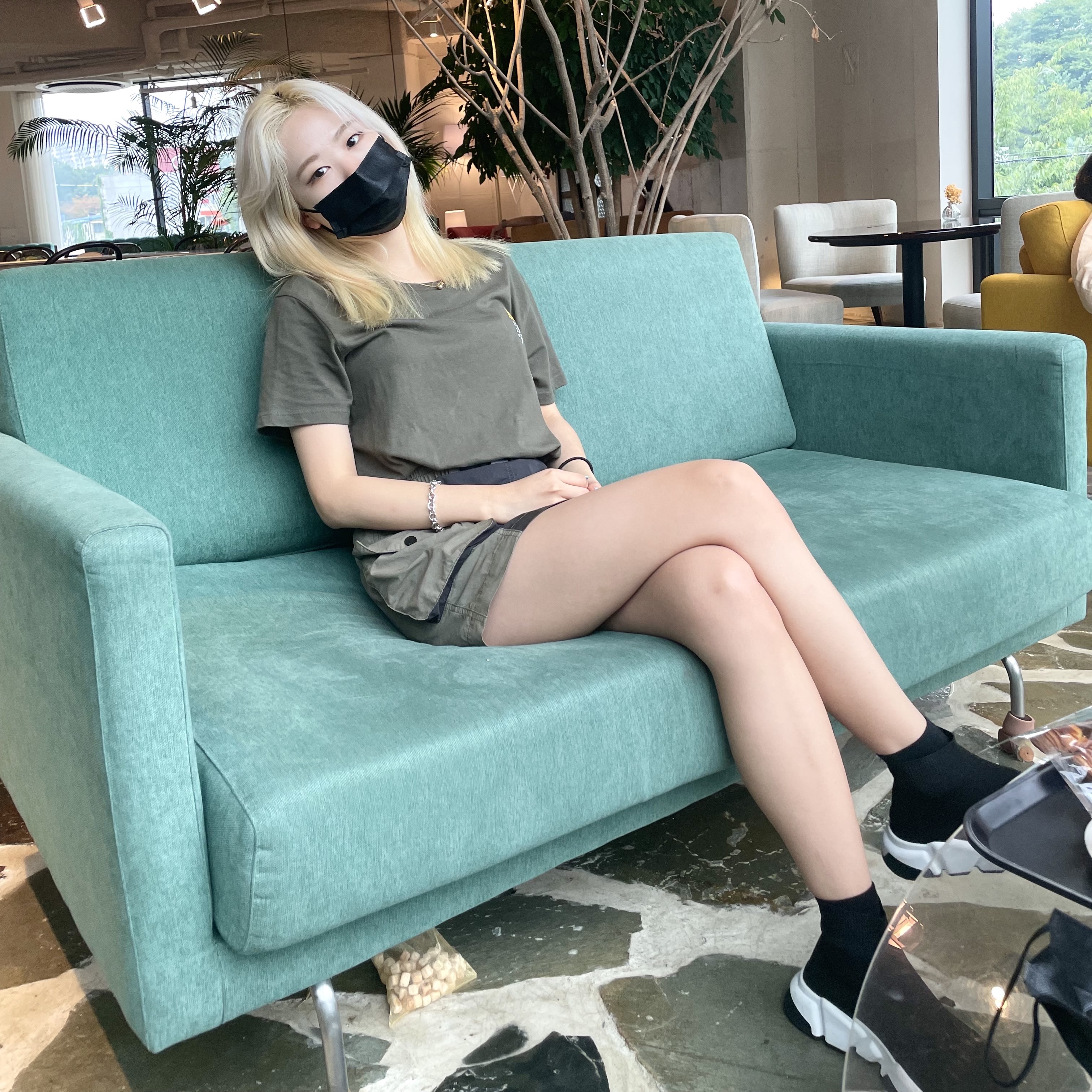 (W) Balenciaga Speed Trainer Black White 2021/2022 착용 스타일 - 1