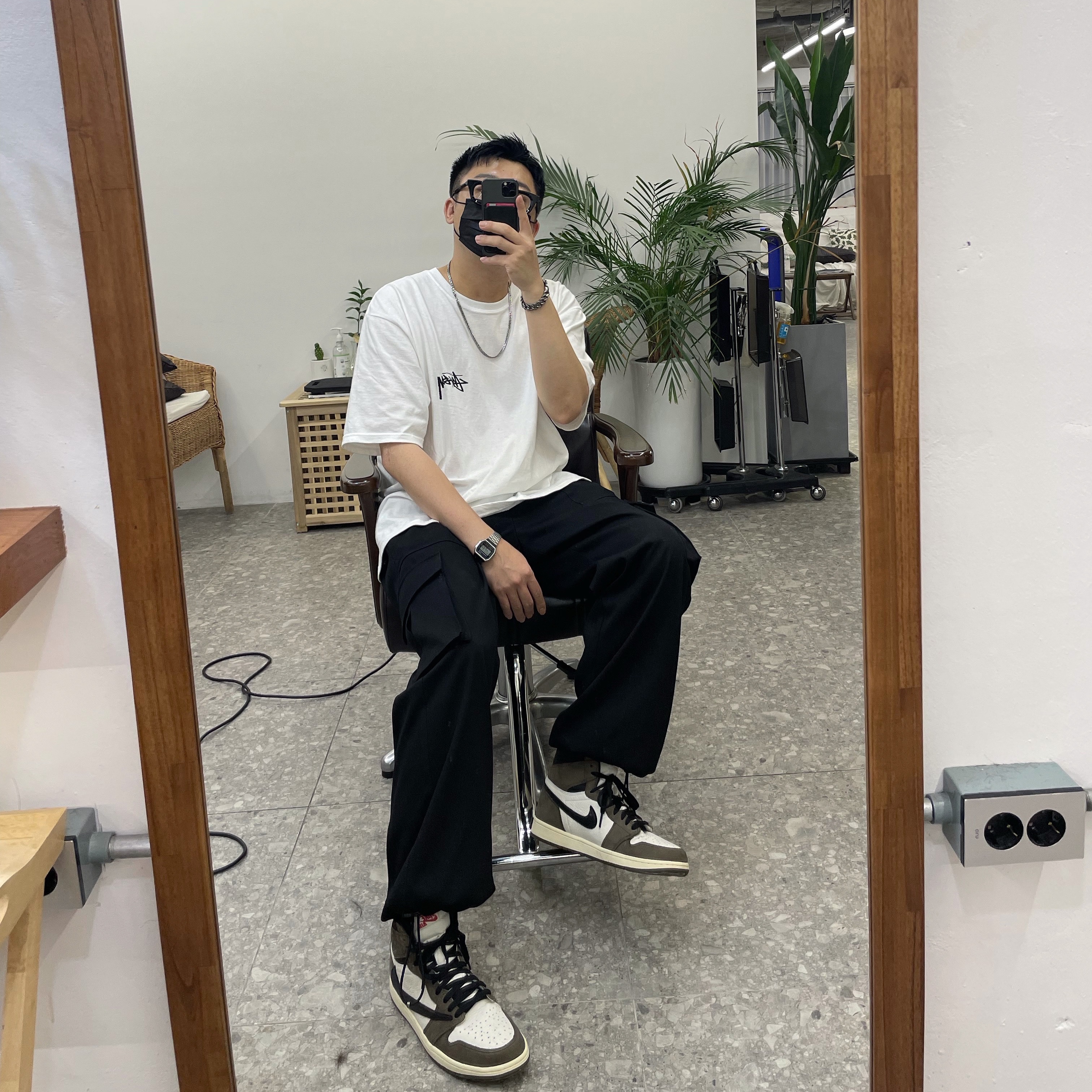 Stussy Big Link T-Shirt White, Jordan 1 x Travis Scott Retro High OG SP Mocha 착용 스타일