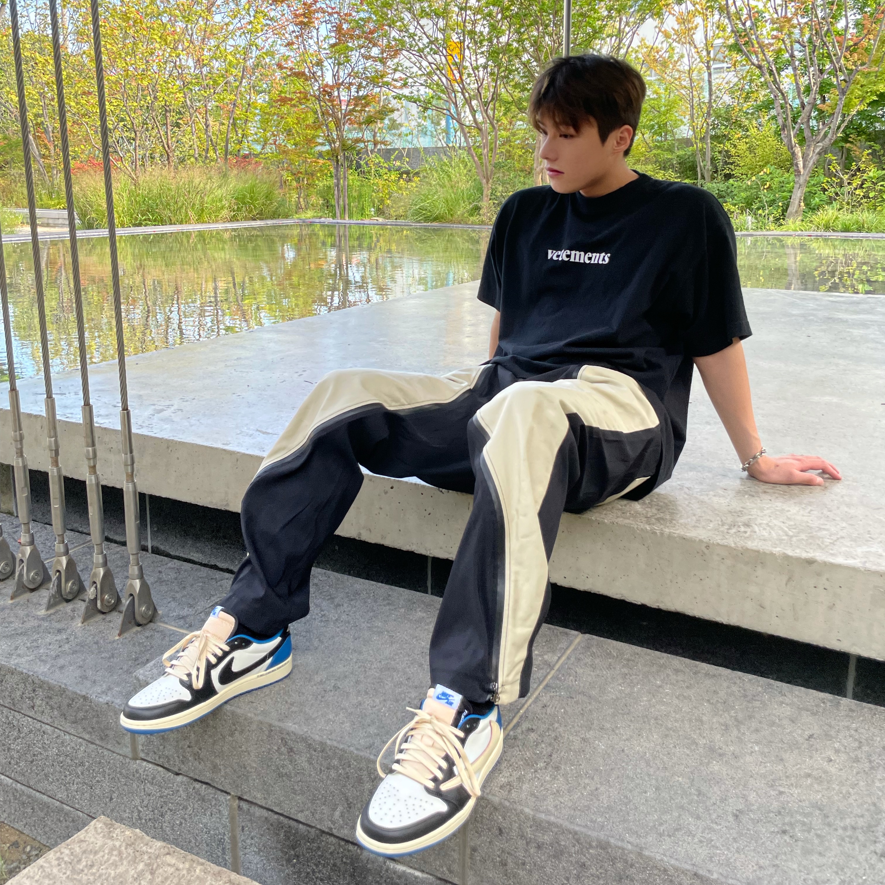 Jordan 1 x Travis Scott x Fragment Retro Low OG SP Military Blue 착용 스타일 - 2