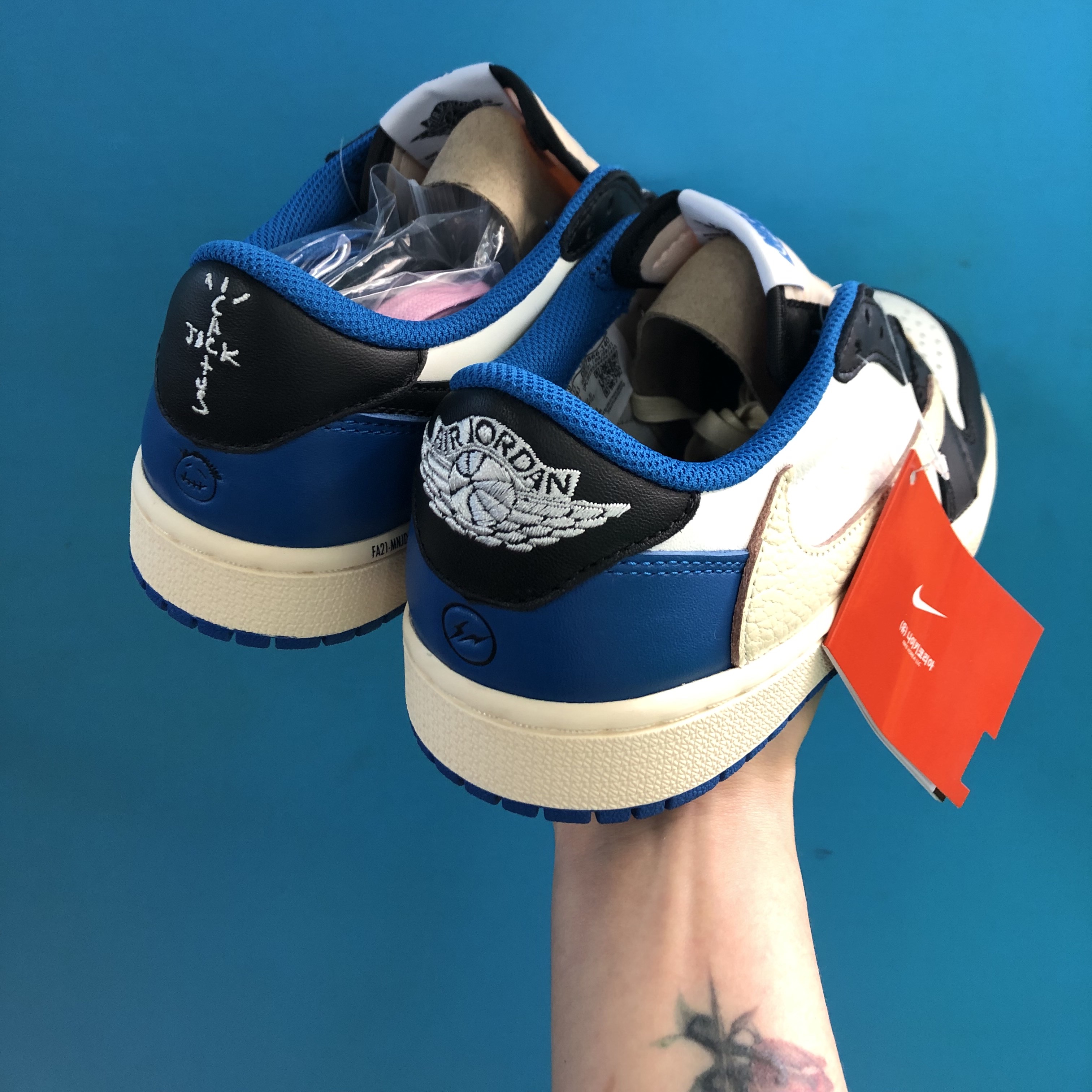 Jordan 1 x Travis Scott x Fragment Retro Low OG SP Military Blue 착용 스타일 - 3